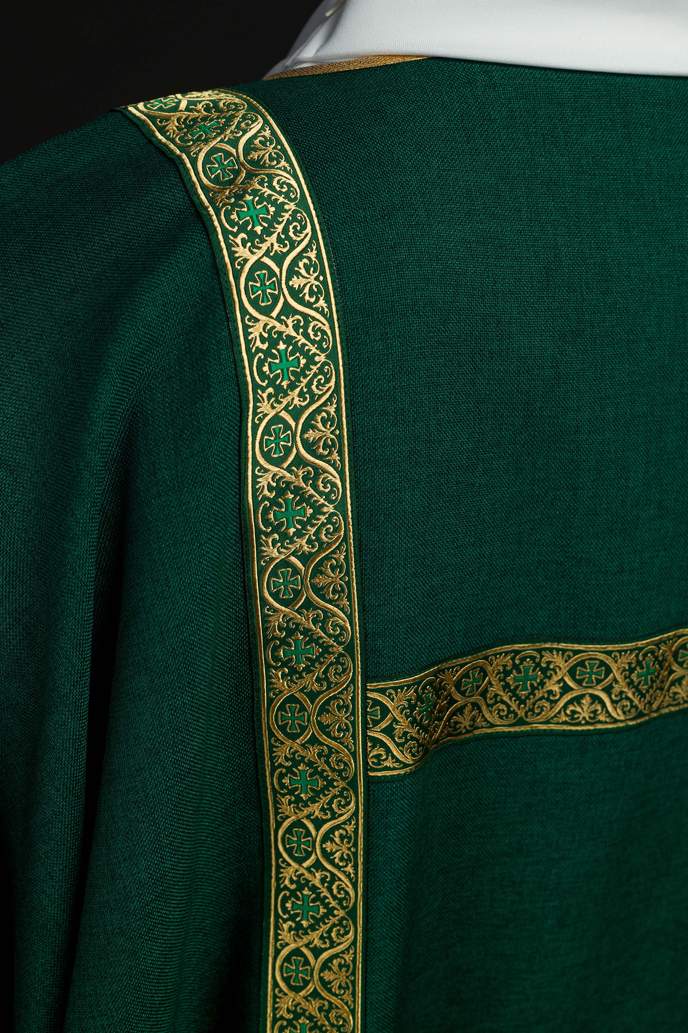 Dalmatique verte décorée de rubans jacquard dorés