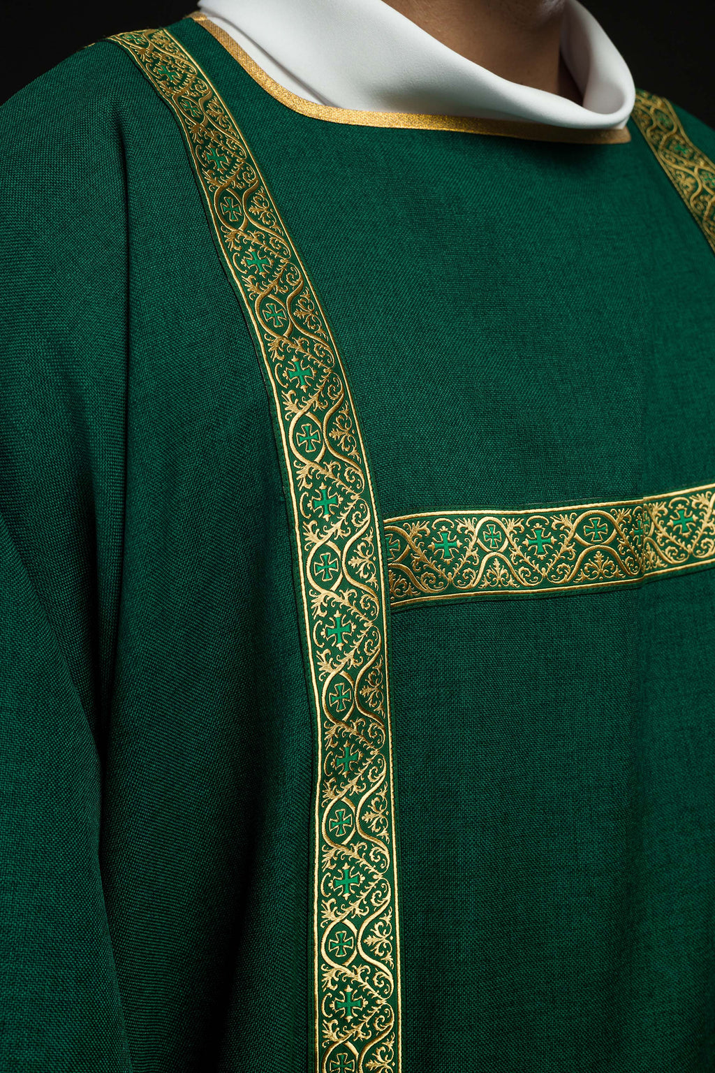 Dalmatique verte décorée de rubans jacquard dorés