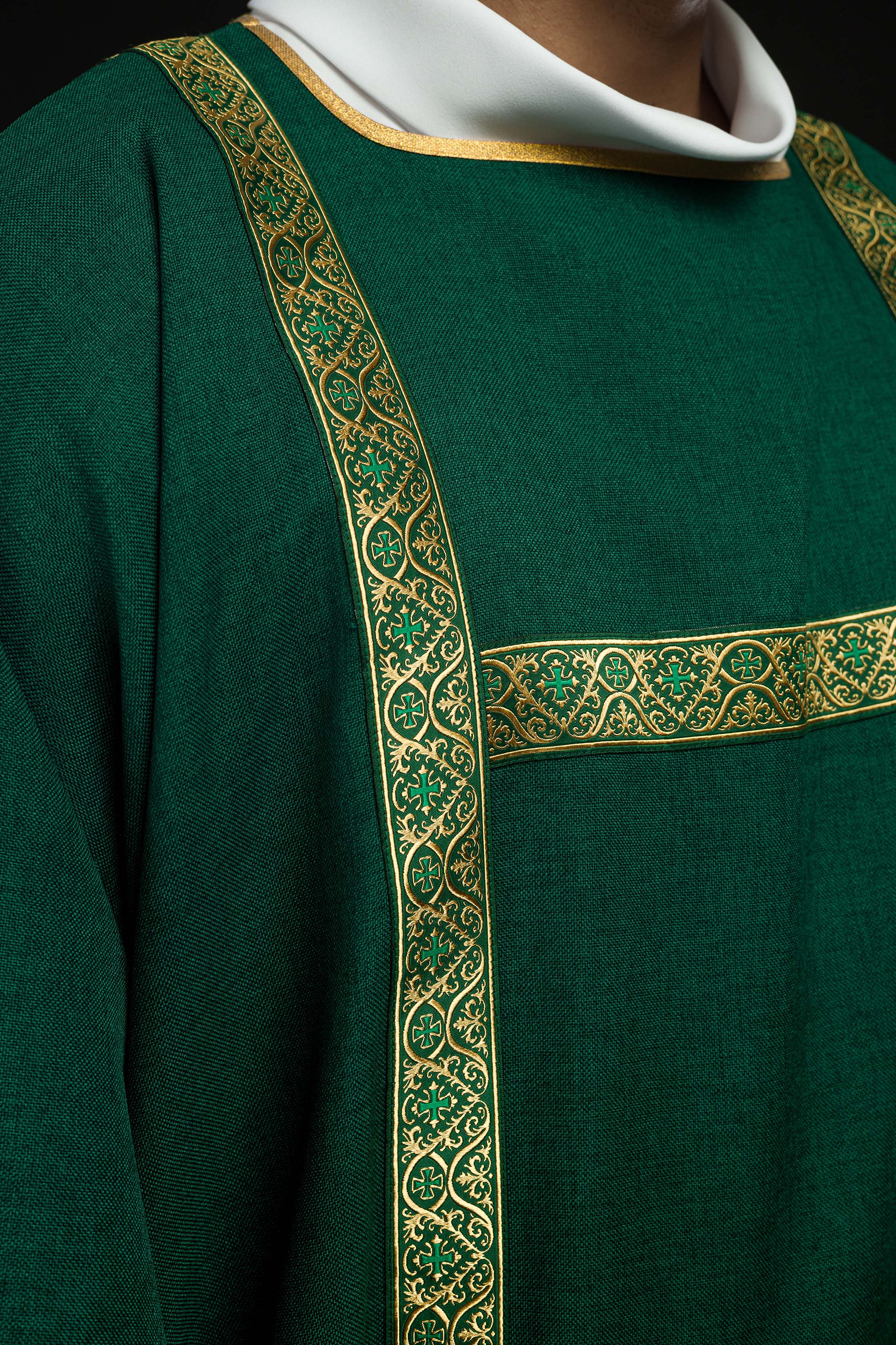 Dalmatique verte décorée de rubans jacquard dorés