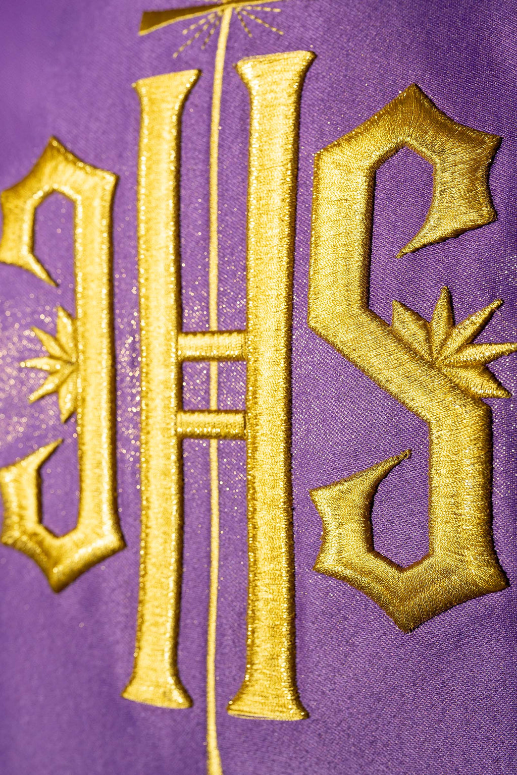 Chasuble violet richement décoré avec un motif doré et une large bande IHS