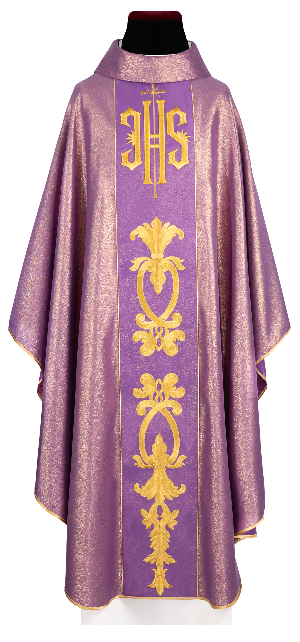 Chasuble violet richement décoré avec un motif doré et une large bande IHS