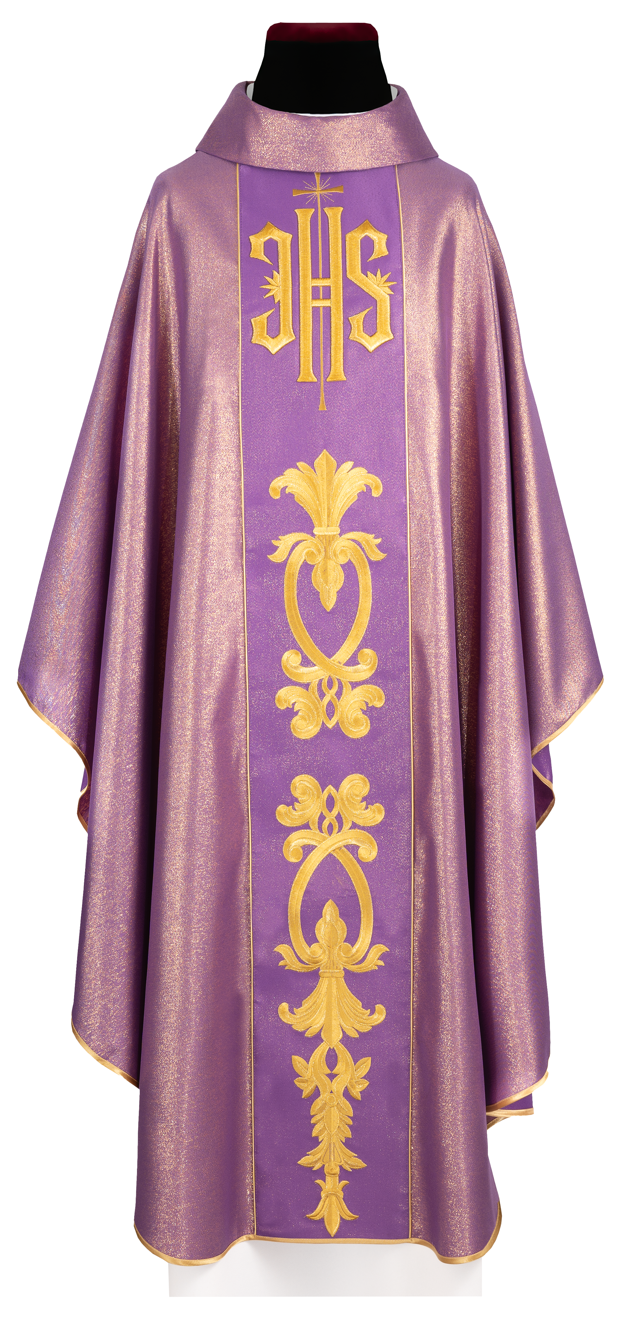 Chasuble violet richement décoré avec un motif doré et une large bande IHS