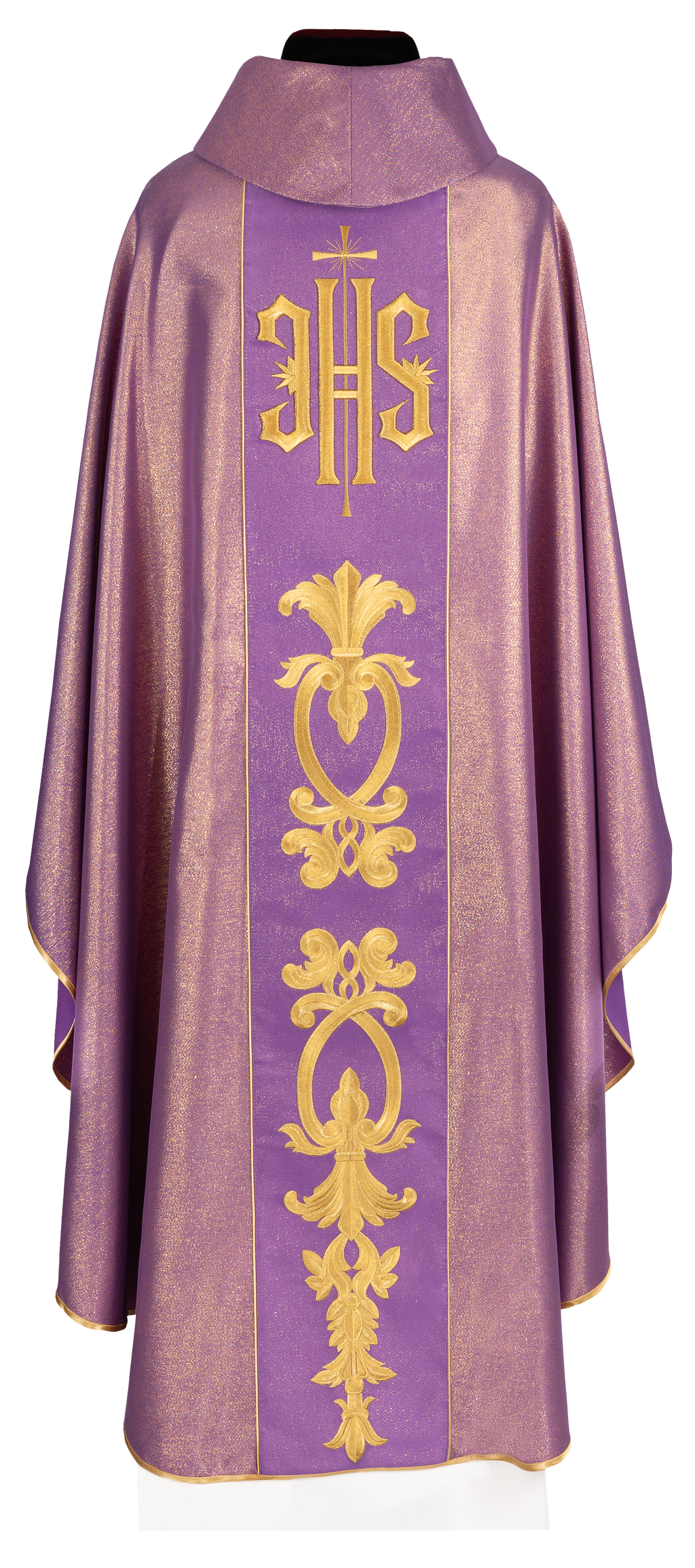 Chasuble violet richement décoré avec un motif doré et une large bande IHS