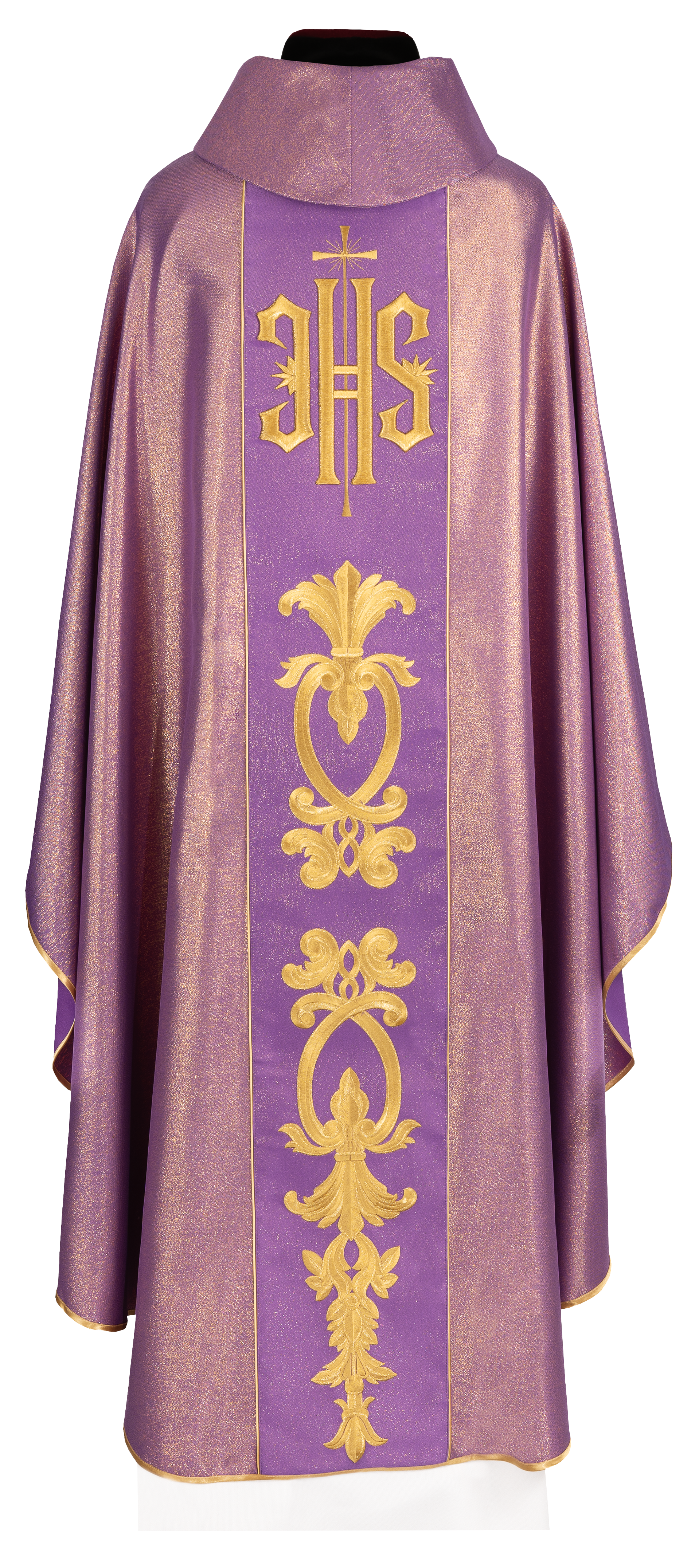 Chasuble violet richement décoré avec un motif doré et une large bande IHS