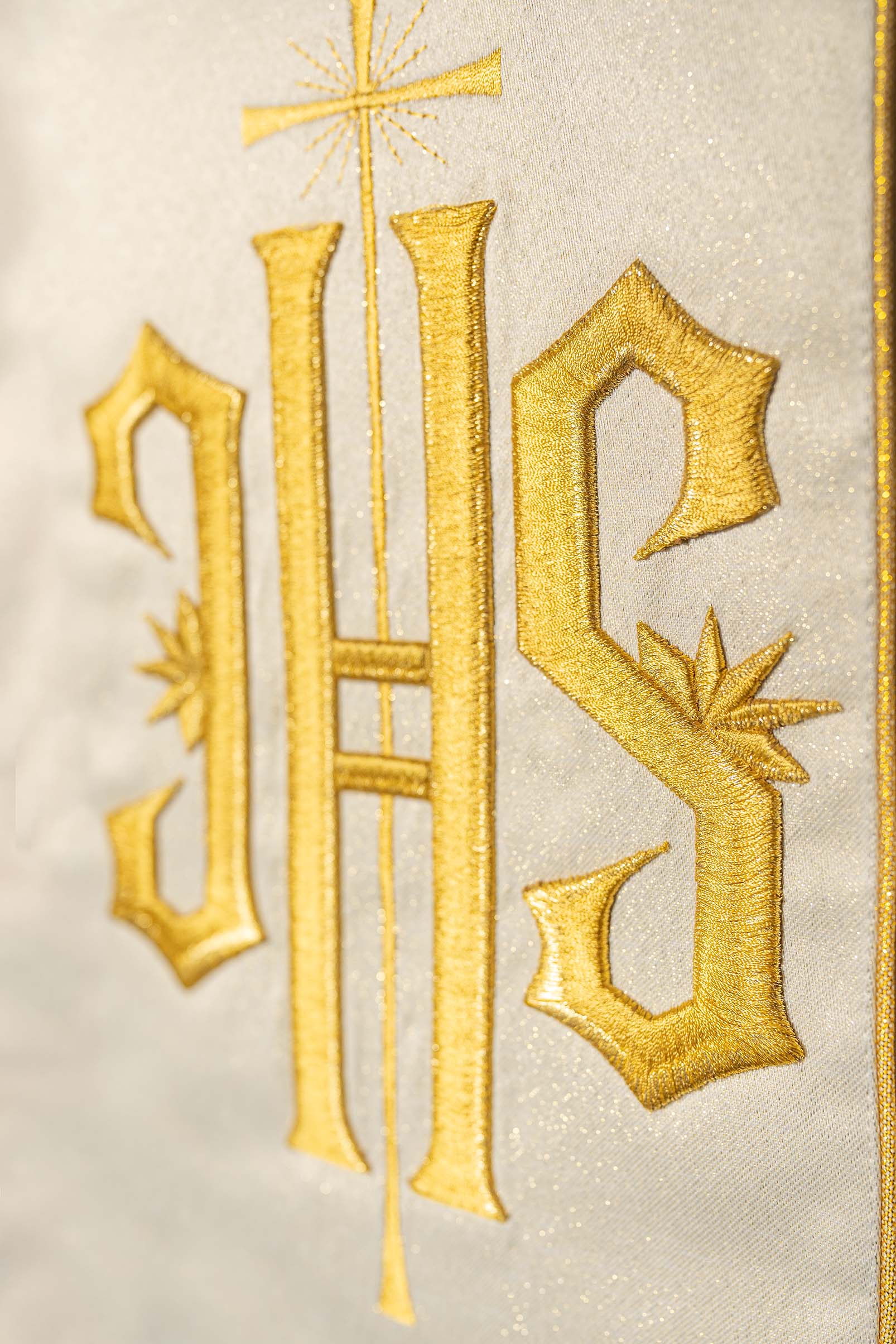 Chasuble richement décoré en or avec motif doré et large bande IHS