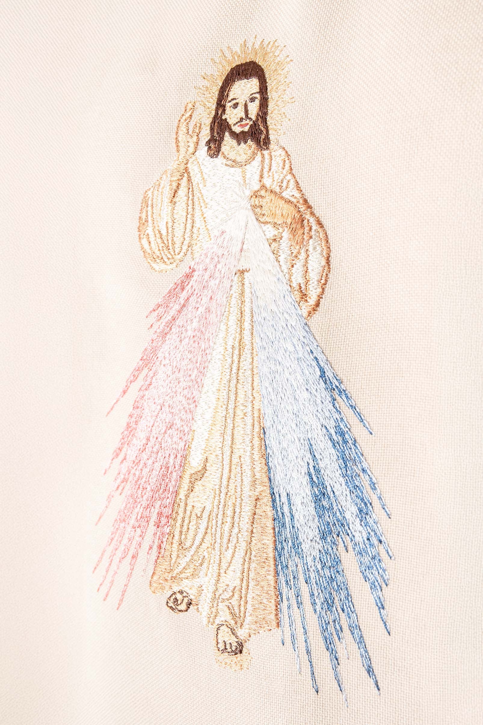 Chasuble brodé couleur écru avec l'image de Jésus Miséricordieux
