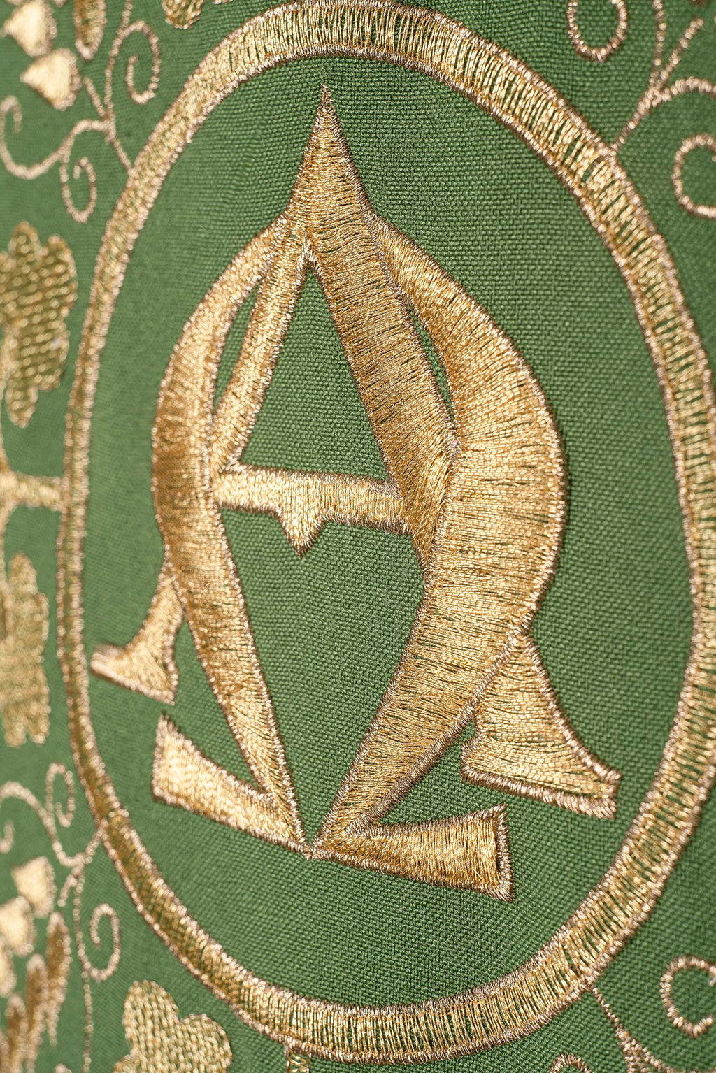 Chasuble vert brodé avec les symboles Alpha et Omega et des épis de blé