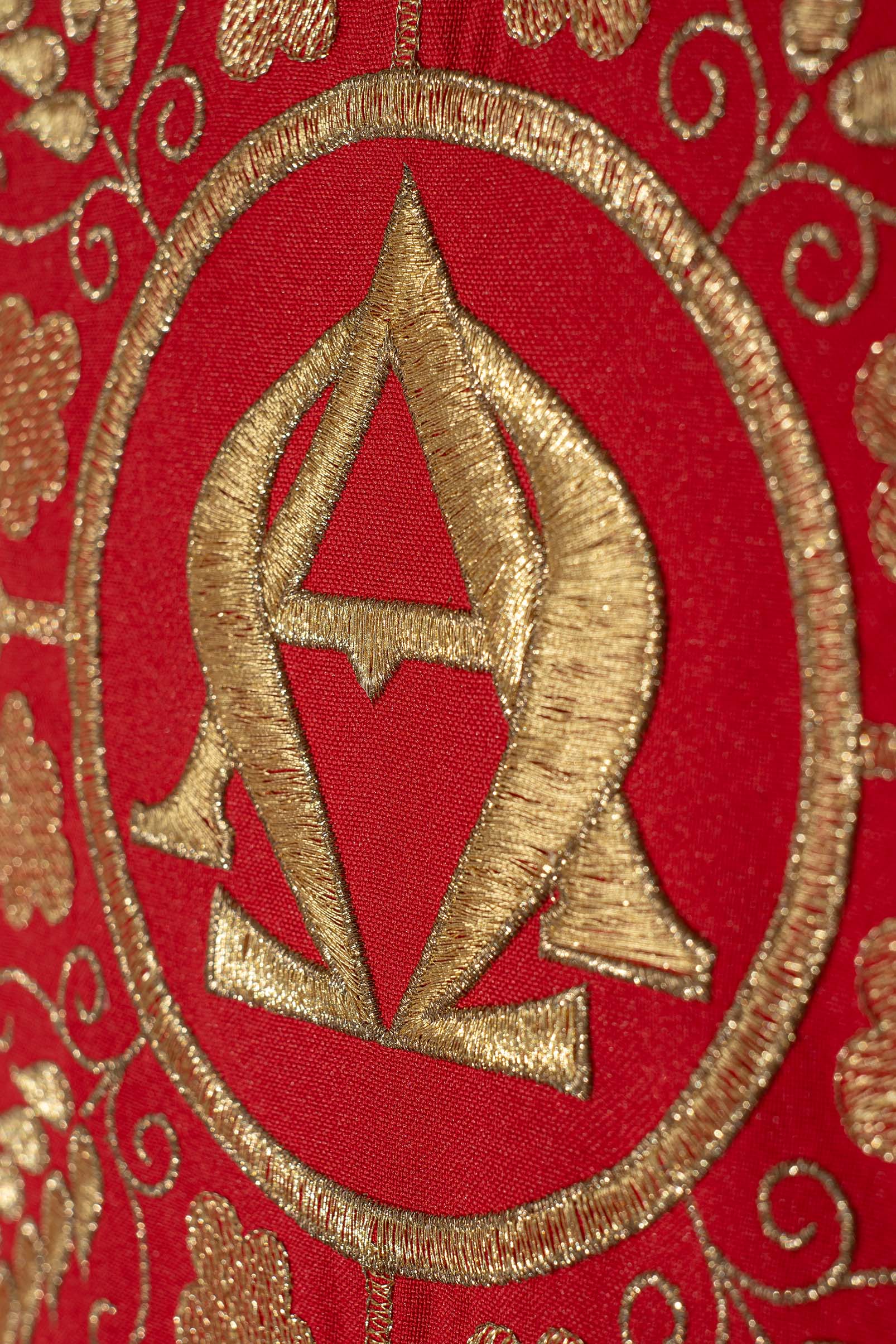 Chasuble rouge brodé avec motif Alpha et Oméga et épis de blé