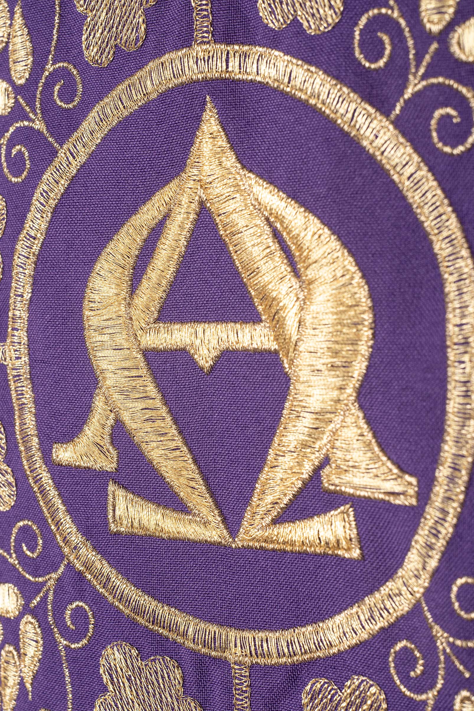 Chasuble violet brodé avec le motif Alpha et Oméga et des épis de blé