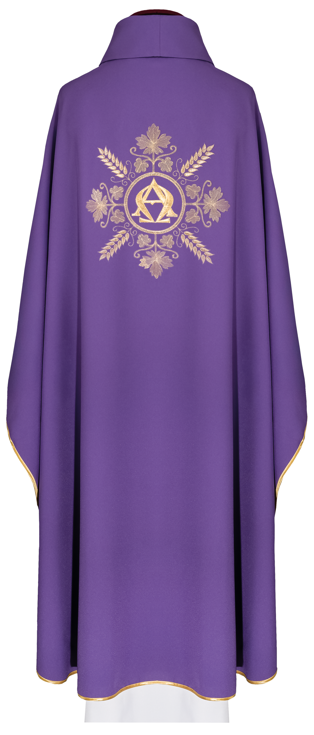 Chasuble violet brodé avec le motif Alpha et Oméga et des épis de blé