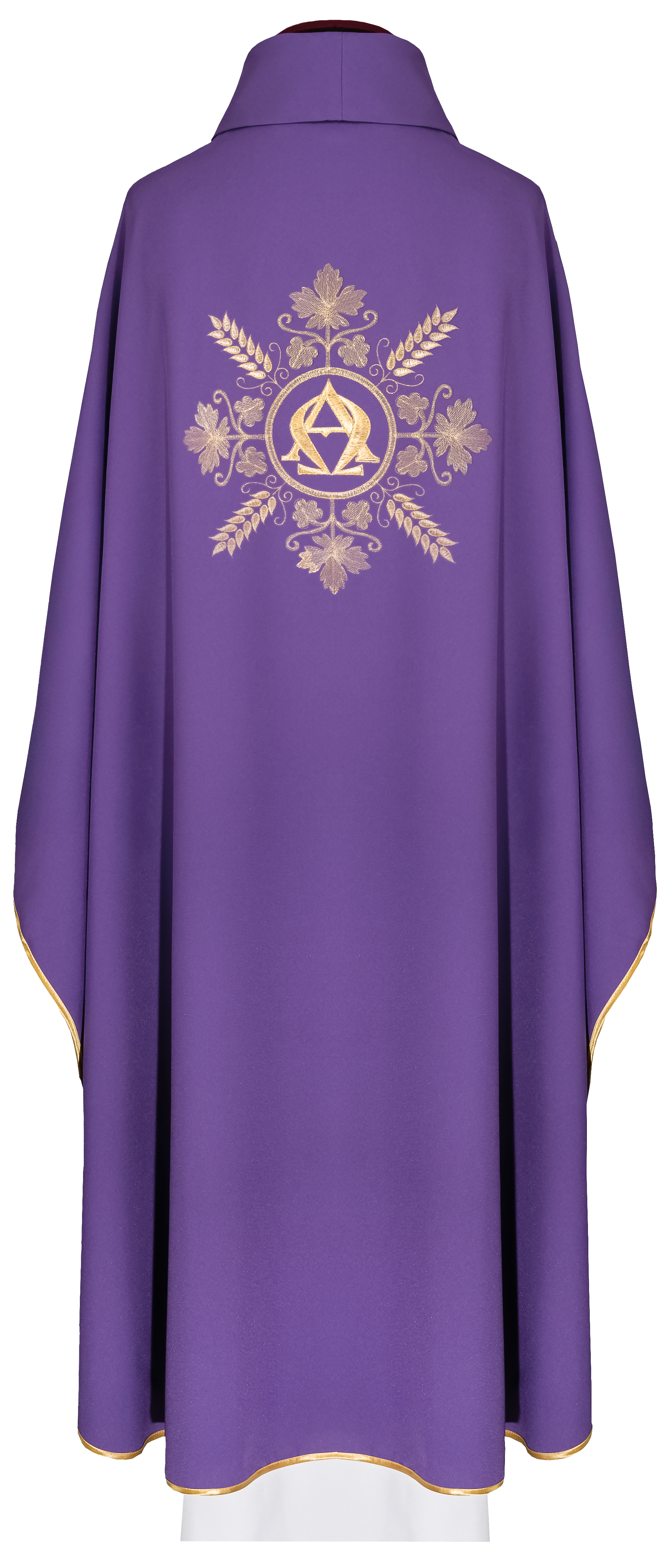 Chasuble violet brodé avec le motif Alpha et Oméga et des épis de blé