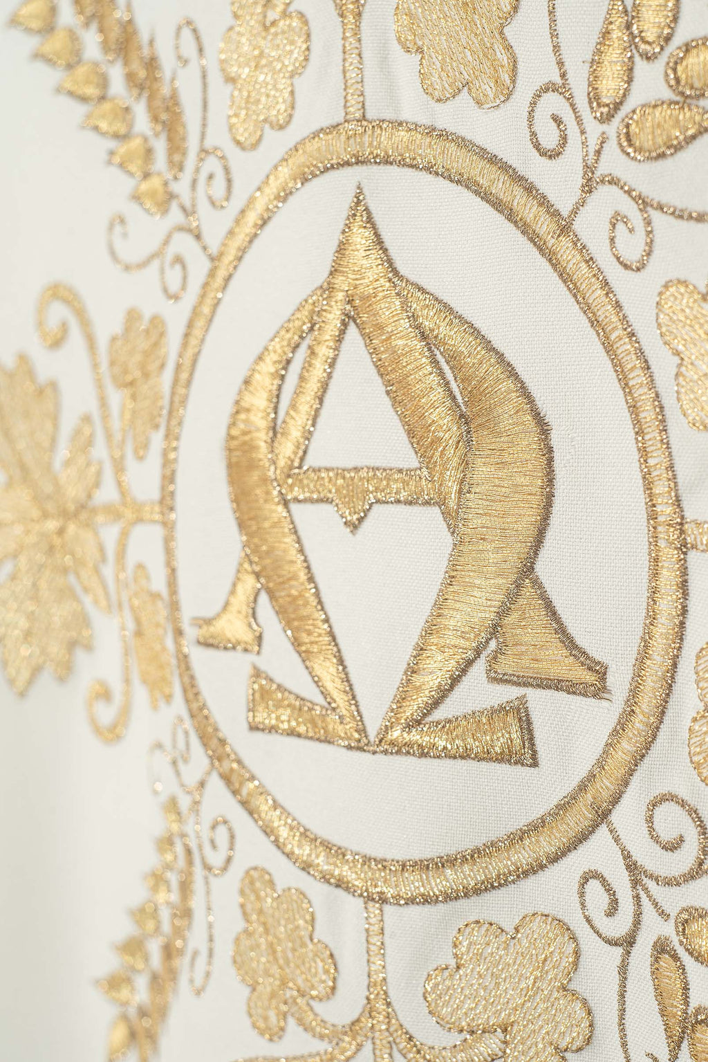Chasuble brodé écru Alfa et Omega avec des épis