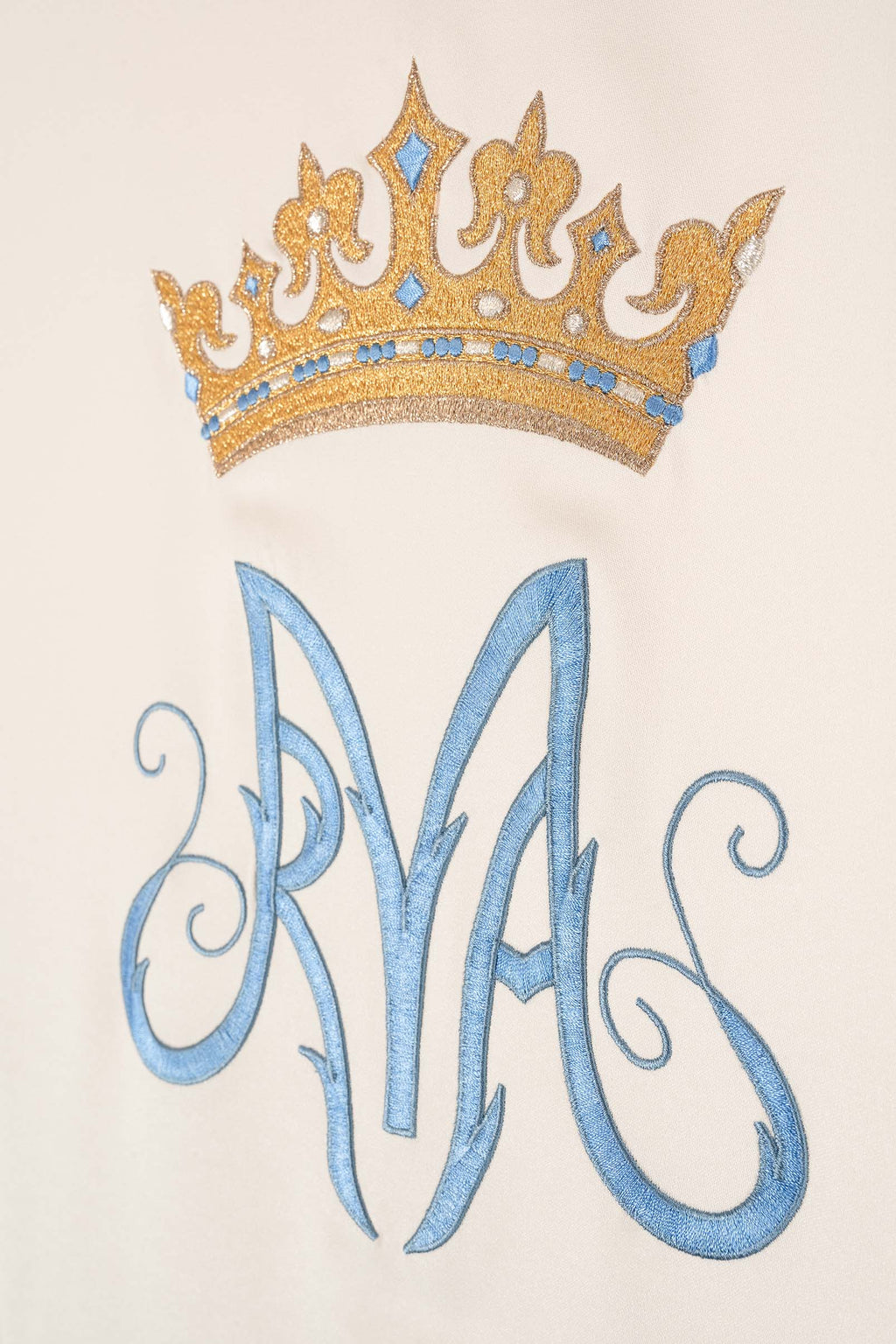 Chasuble brodé avec motif marial écru