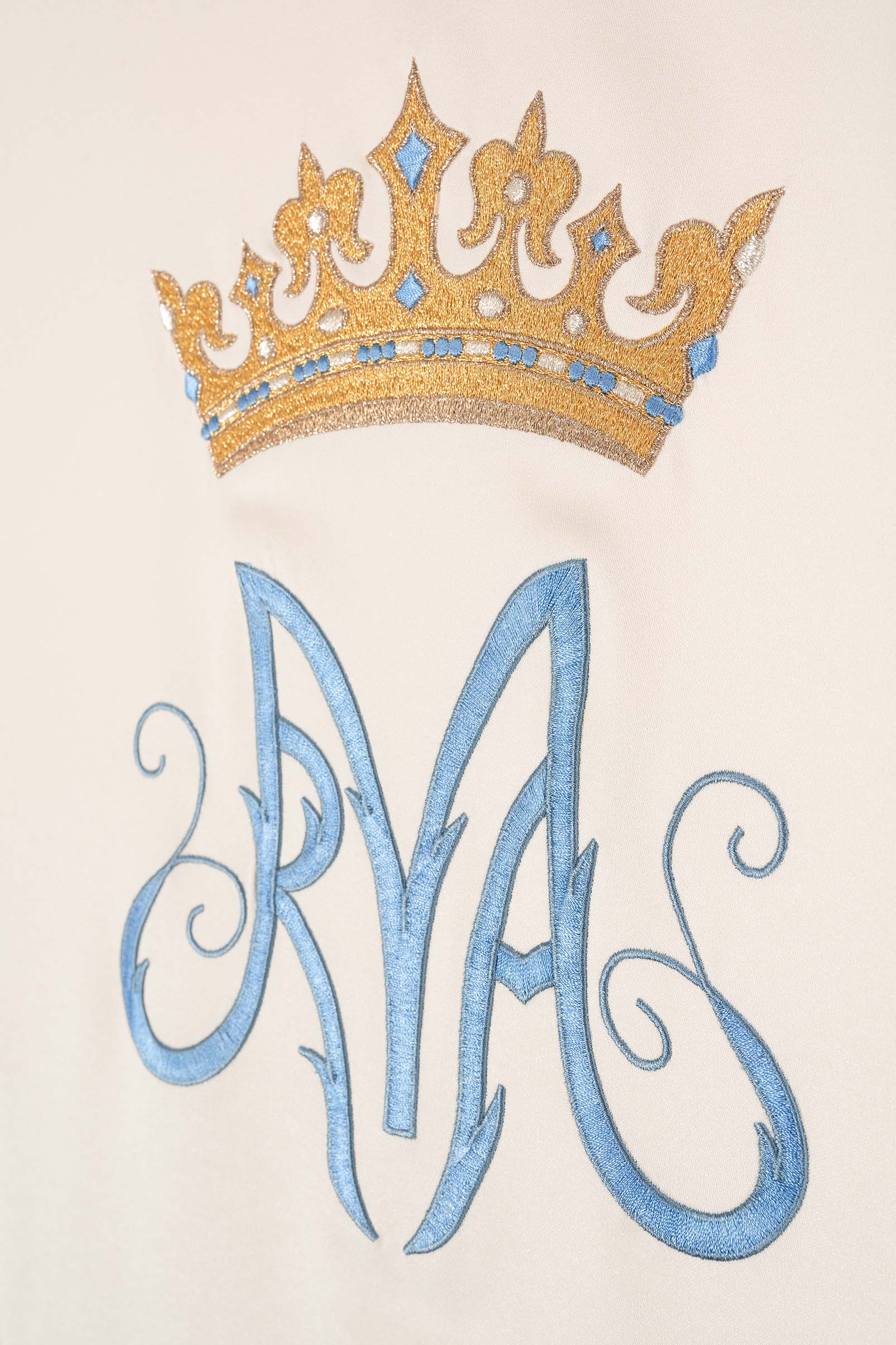 Chasuble brodé avec motif marial écru