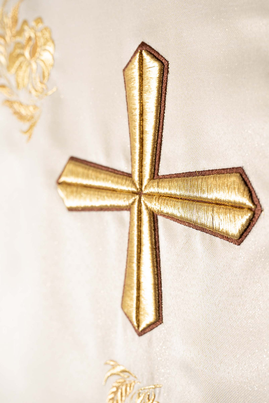 Chasuble avec une croix richement brodée et un col de couleur écrue