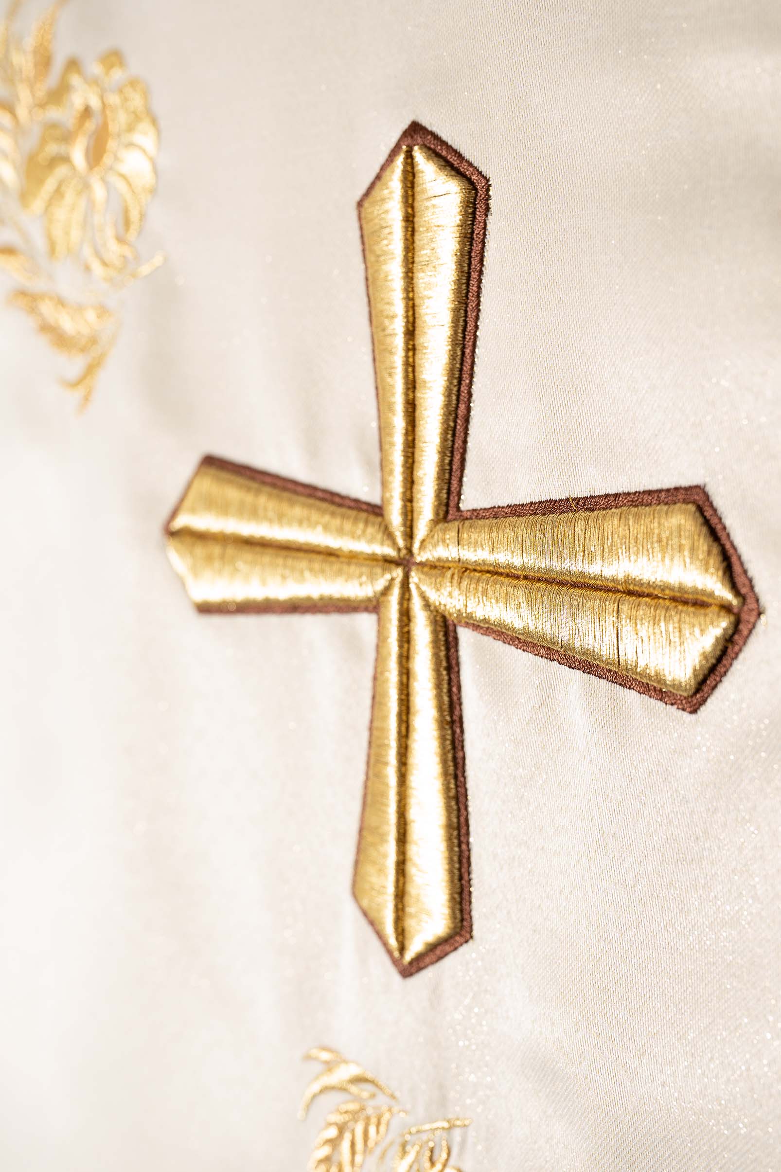 Ornement avec une croix richement brodée et un col de couleur écrue