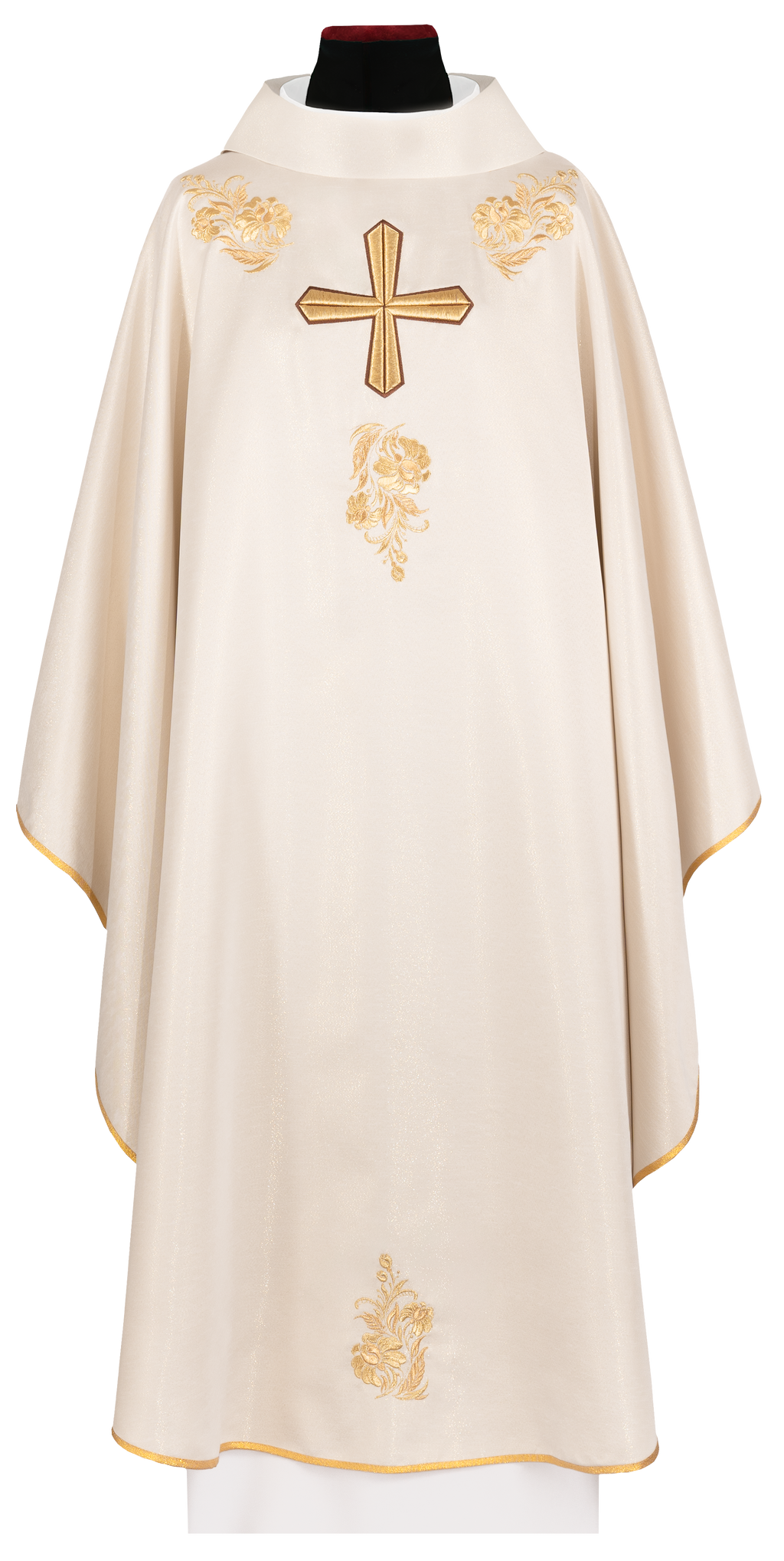 Chasuble avec une croix richement brodée et un col de couleur écrue