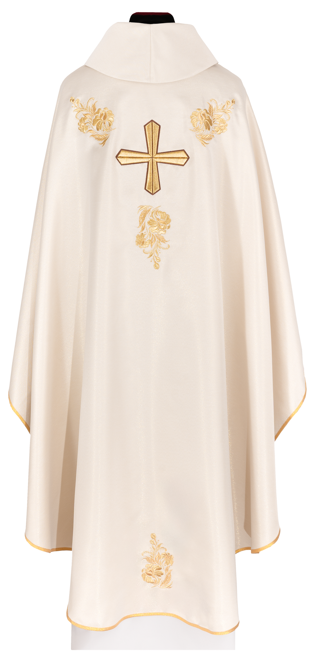 Chasuble avec une croix richement brodée et un col de couleur écrue