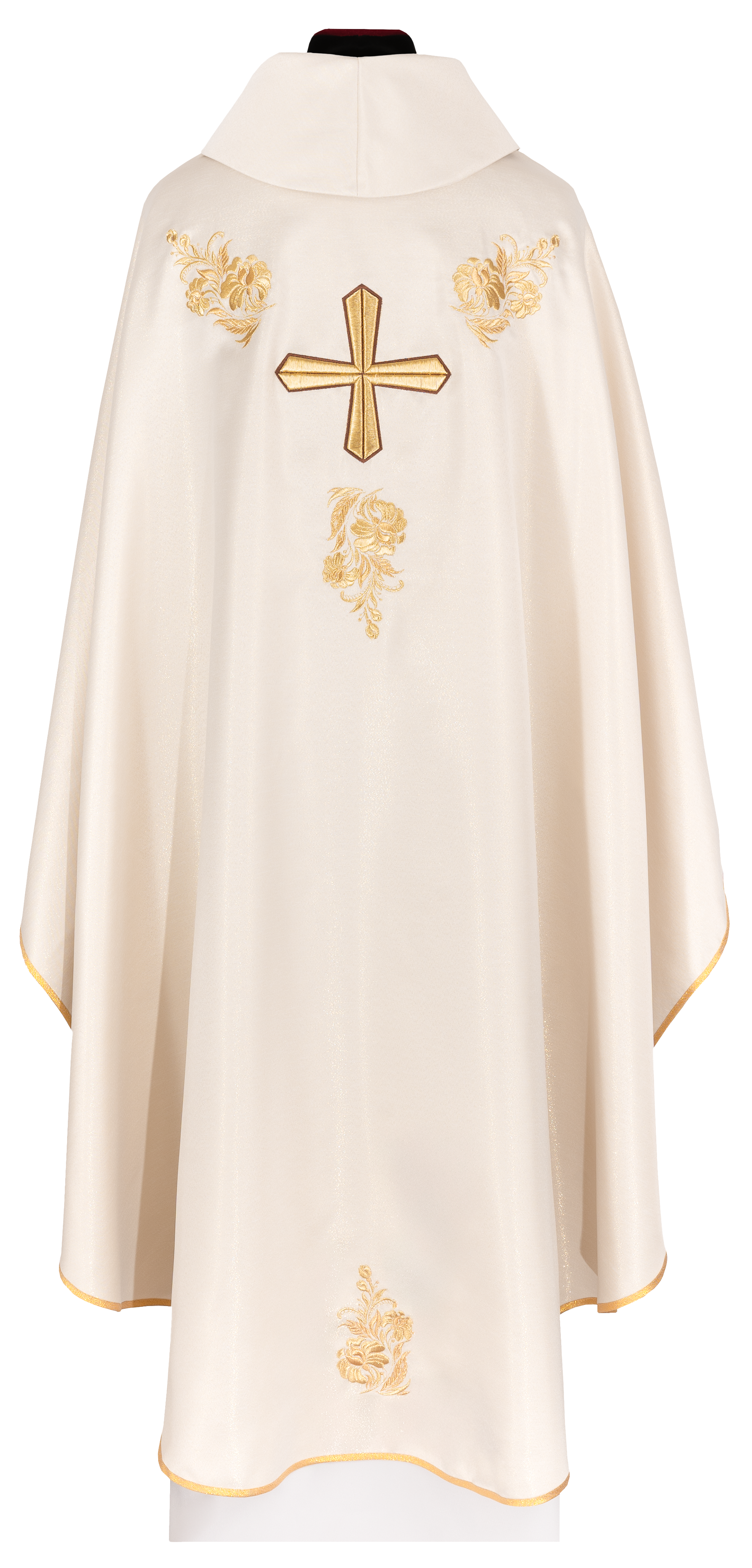 Chasuble avec une croix richement brodée et un col de couleur écrue