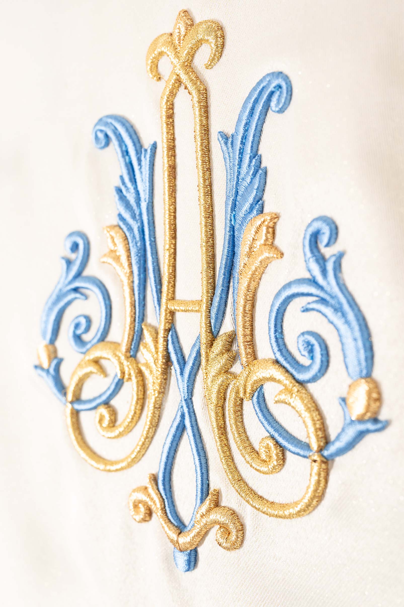 Chasuble brodé avec un motif marial en écru