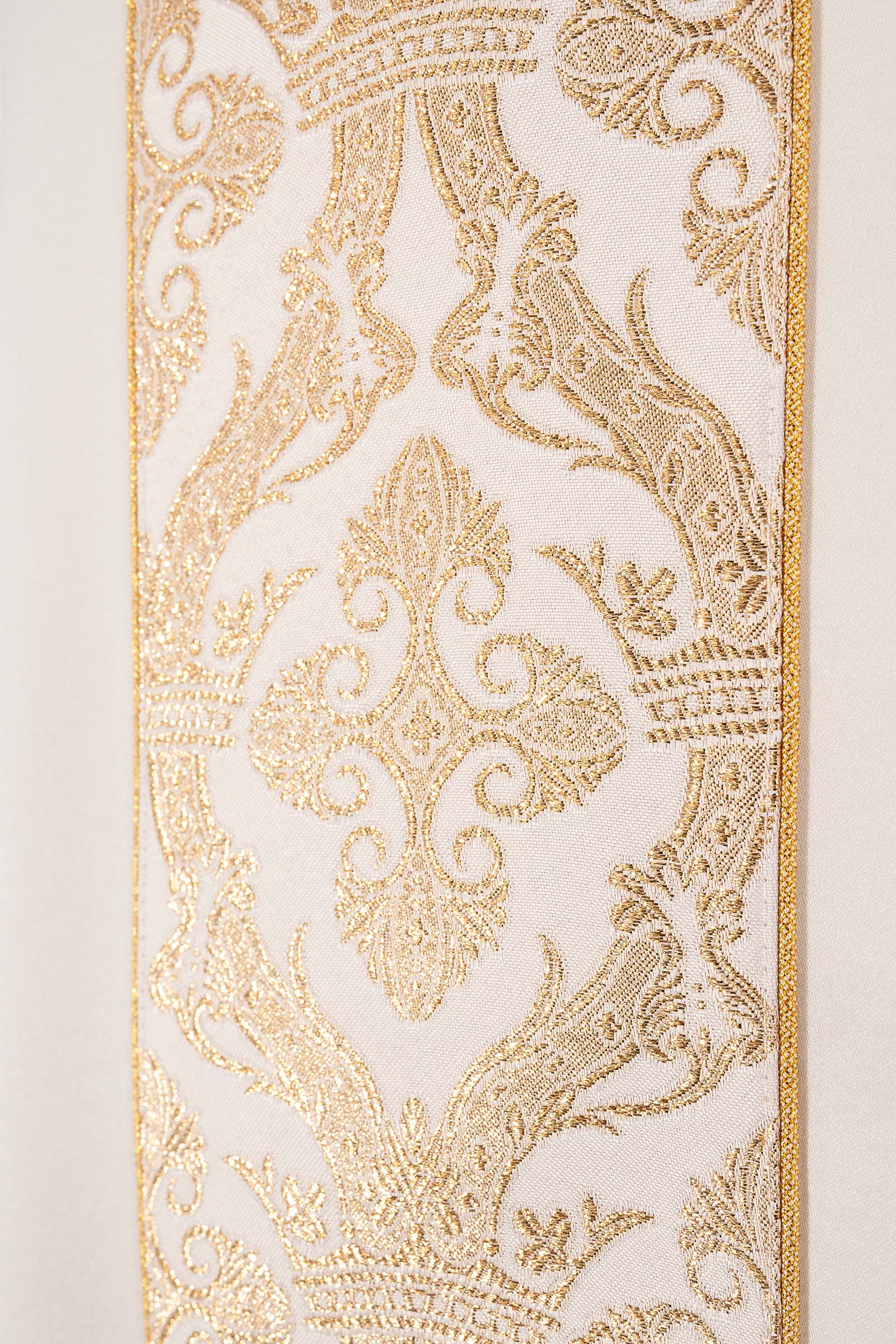 Chasuble liturgique avec bande brodée et col de couleur écru