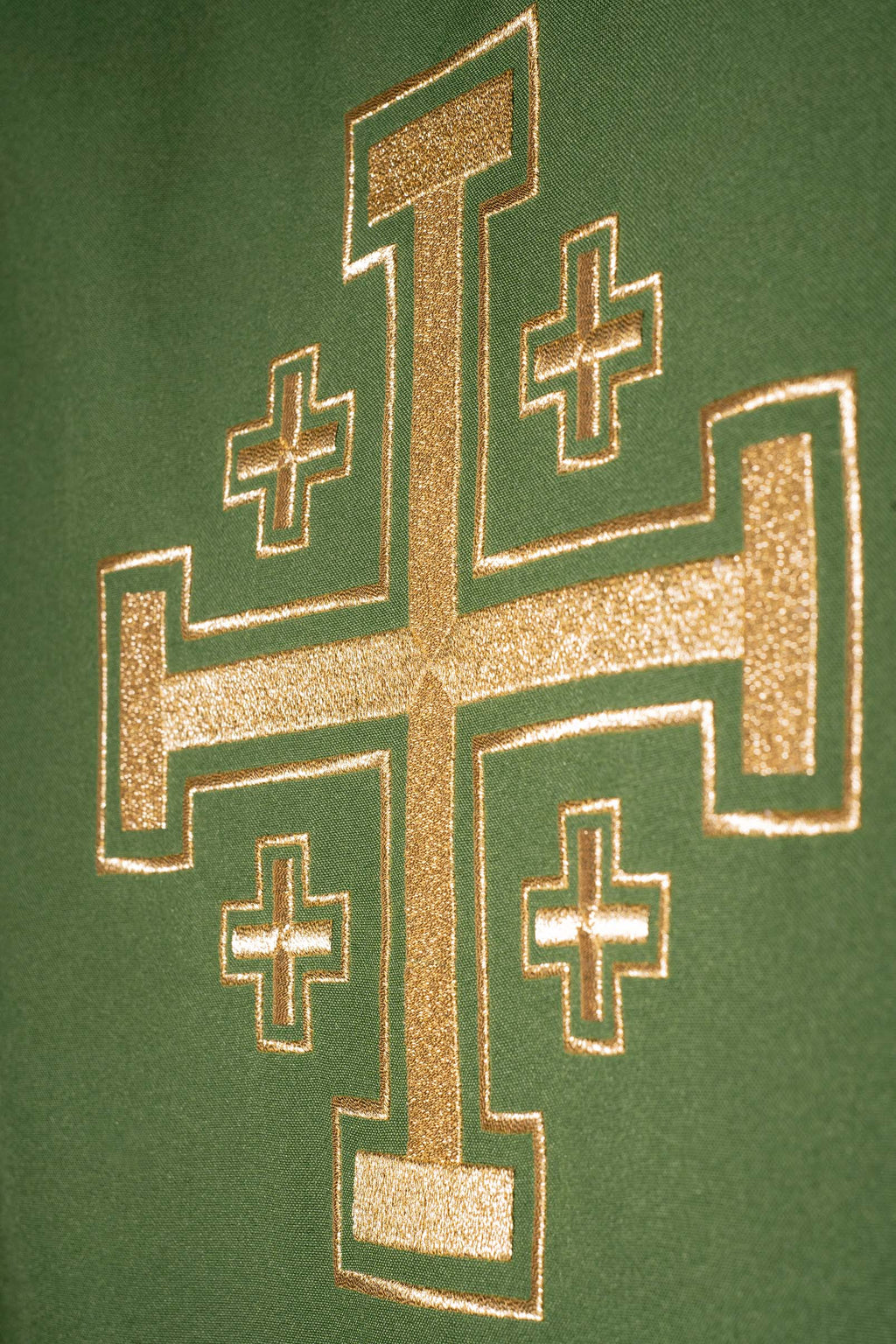 Chasuble verte brodée avec motif de croix