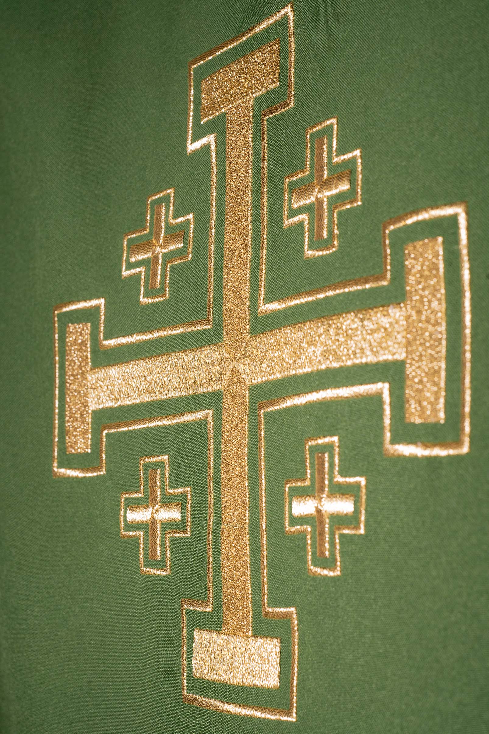 Chasuble verte brodée avec motif de croix