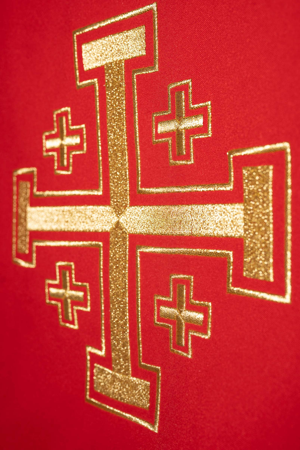 Chasuble rouge brodée avec motif de croix