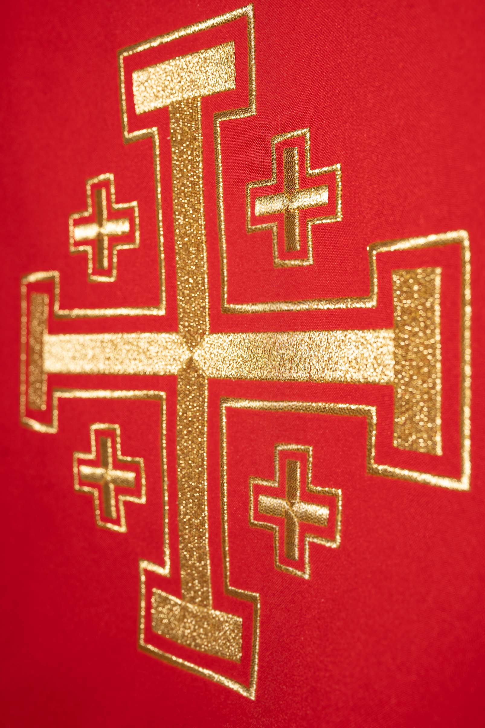 Chasuble rouge brodée avec motif de croix
