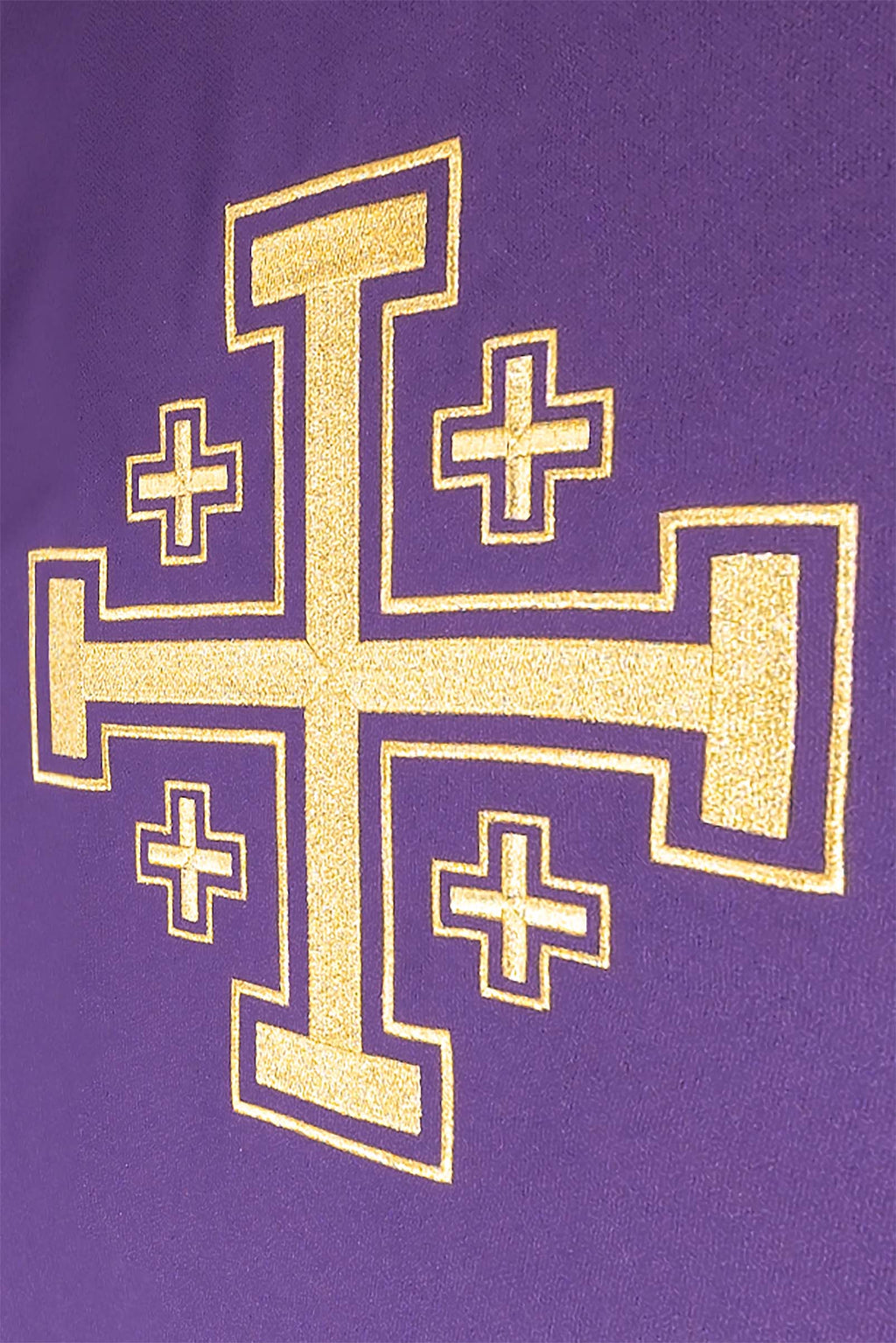 Chasuble violette brodée avec motif de croix