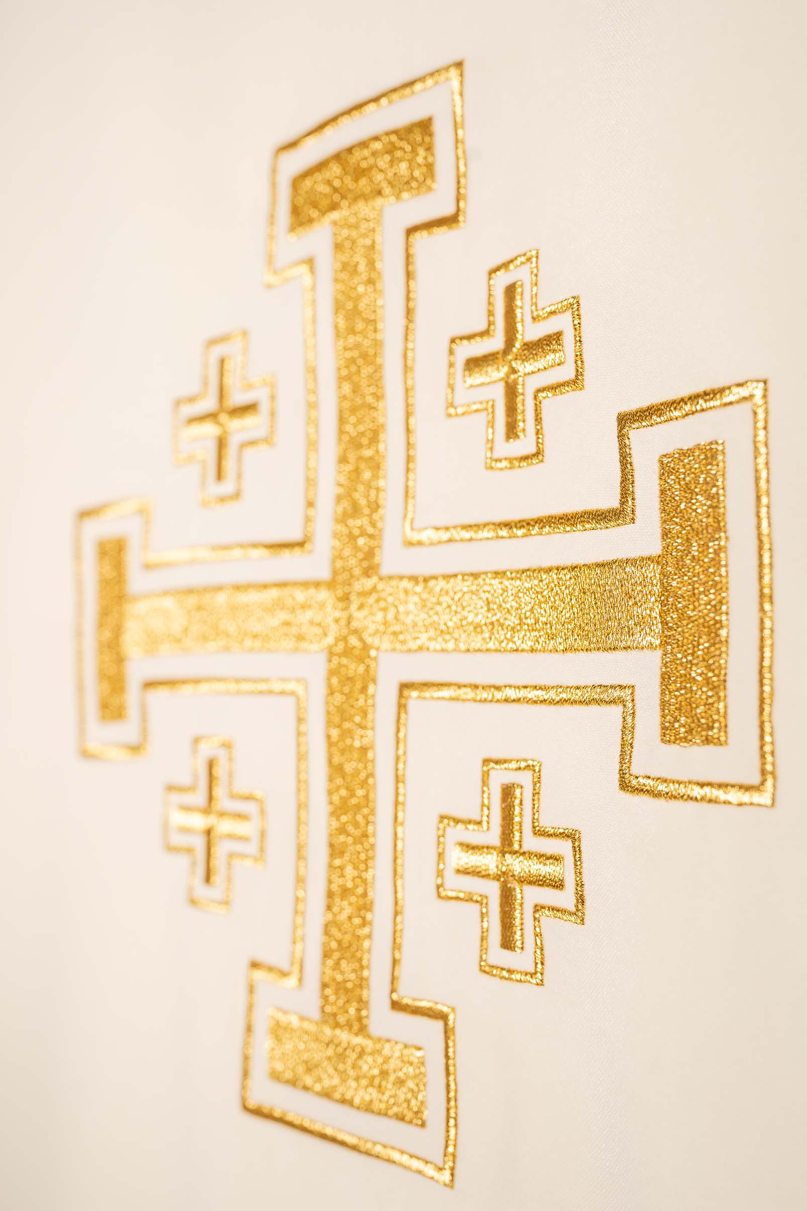 Chasuble écru brodée avec motif de croix