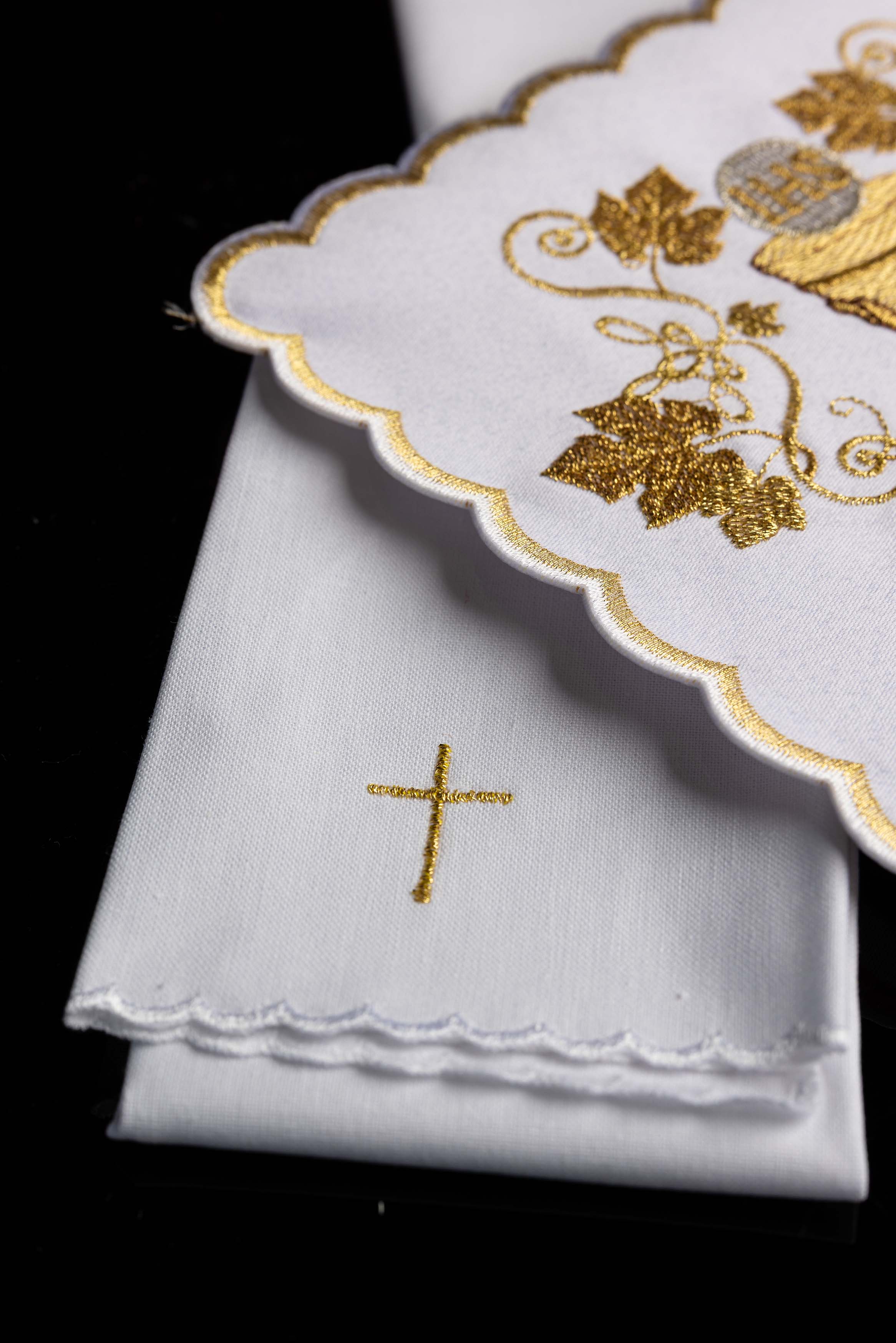 Linge d’autel brodé avec motif du calice