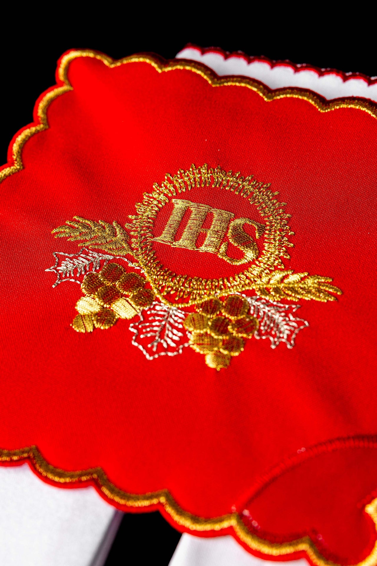 Ensemble de linge de calice brodé avec motif IHS rouge