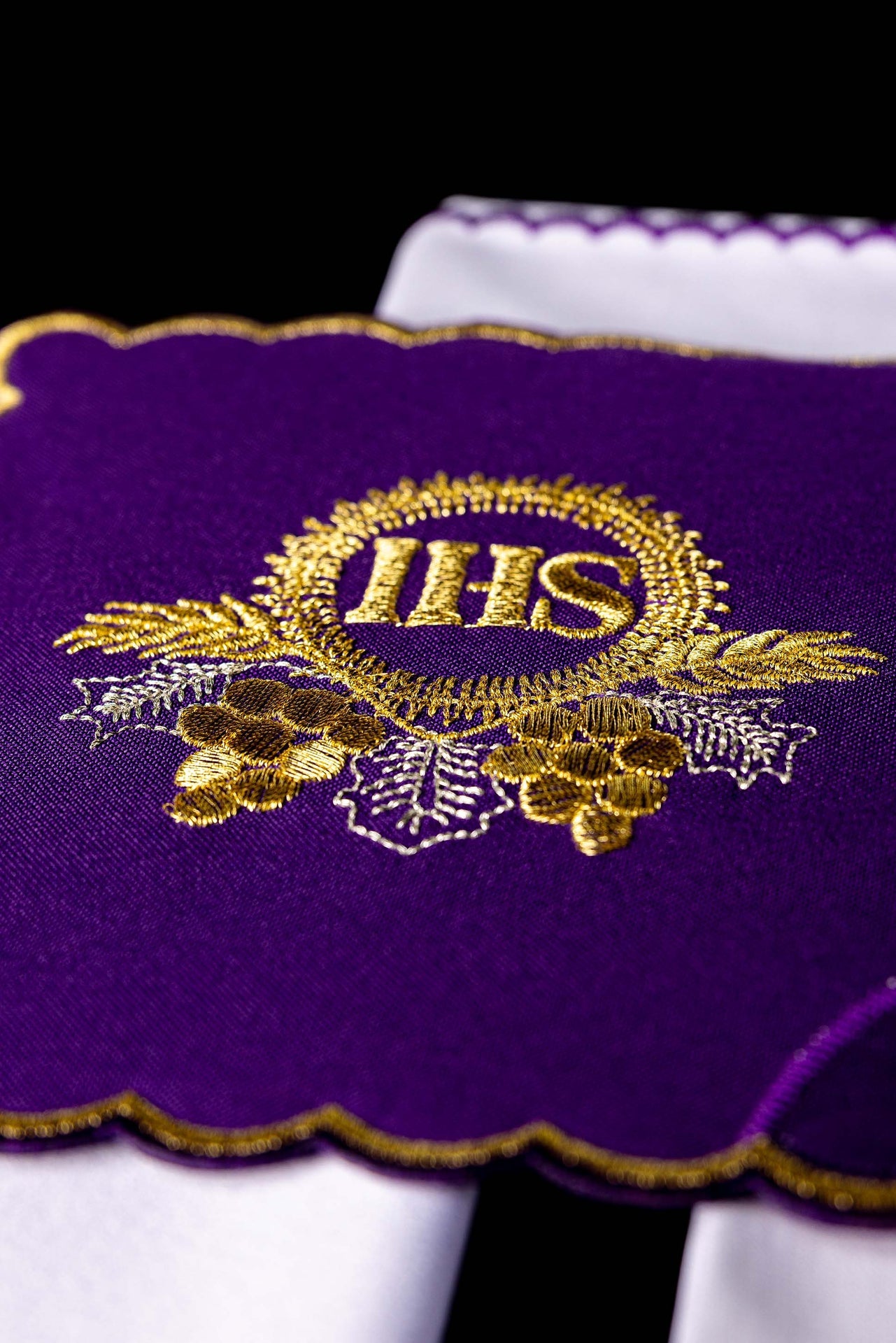 Ensemble de linge de calice brodé avec motif IHS violet