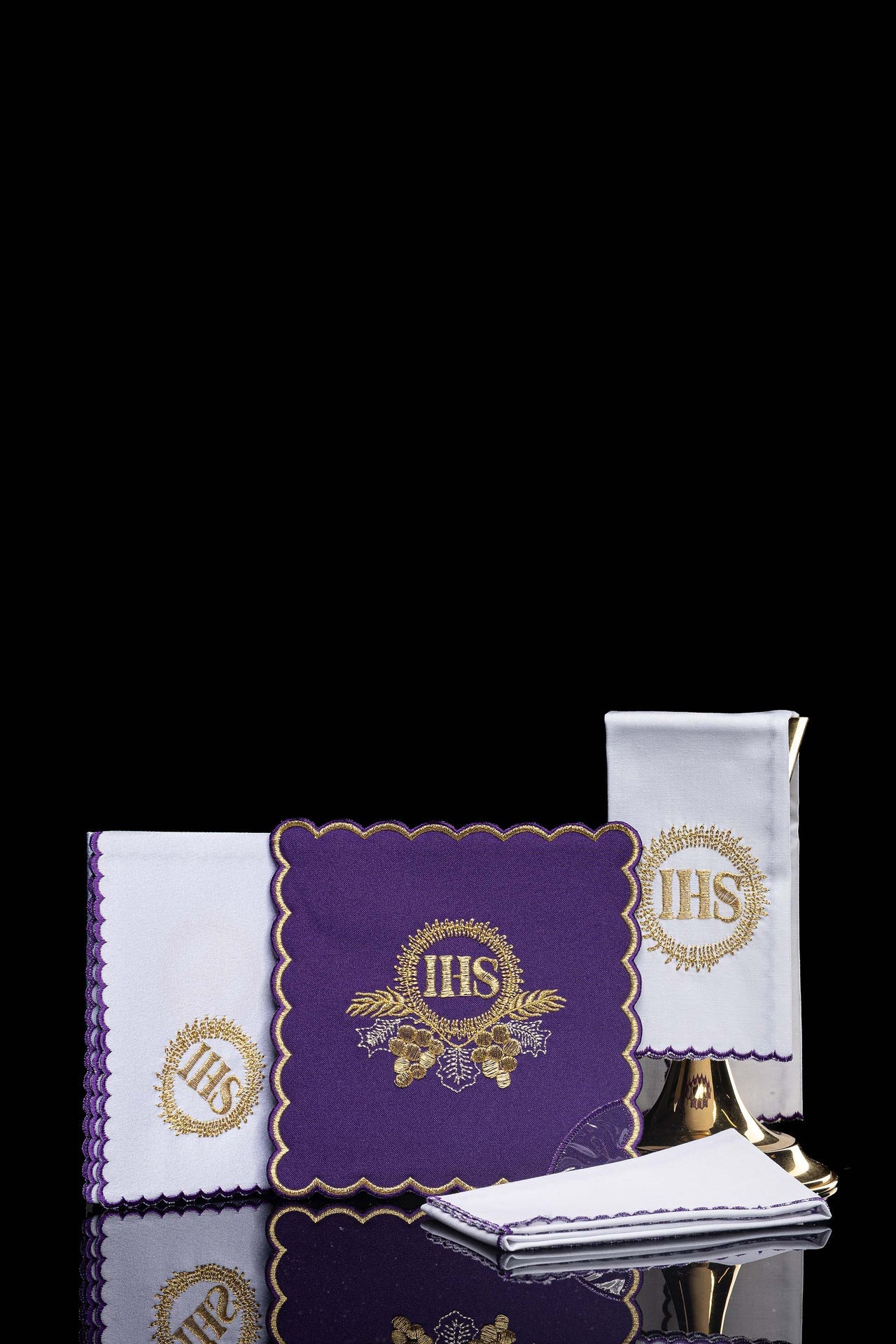 Ensemble de linge de calice brodé avec motif IHS violet