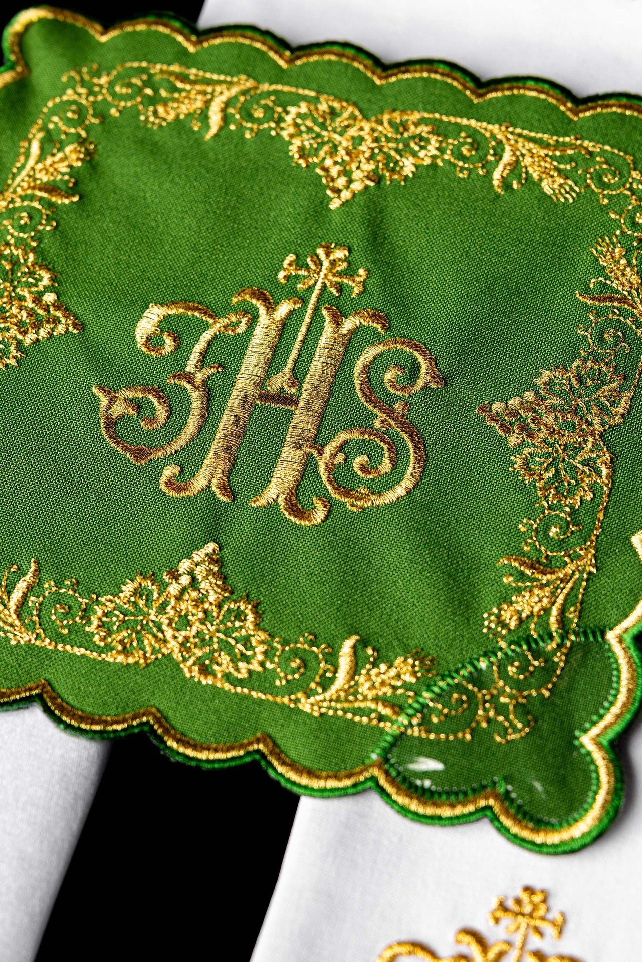 Ensemble de linge de calice brodé avec motif IHS vert