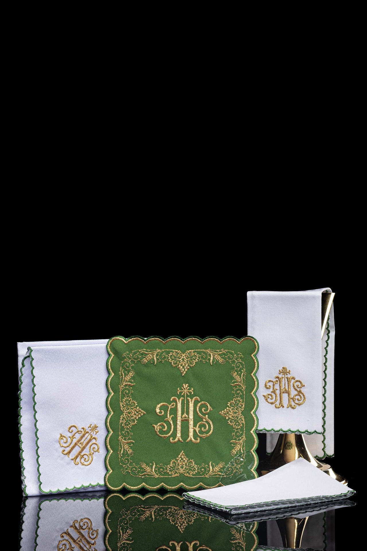 Ensemble de linge de calice brodé avec motif IHS vert