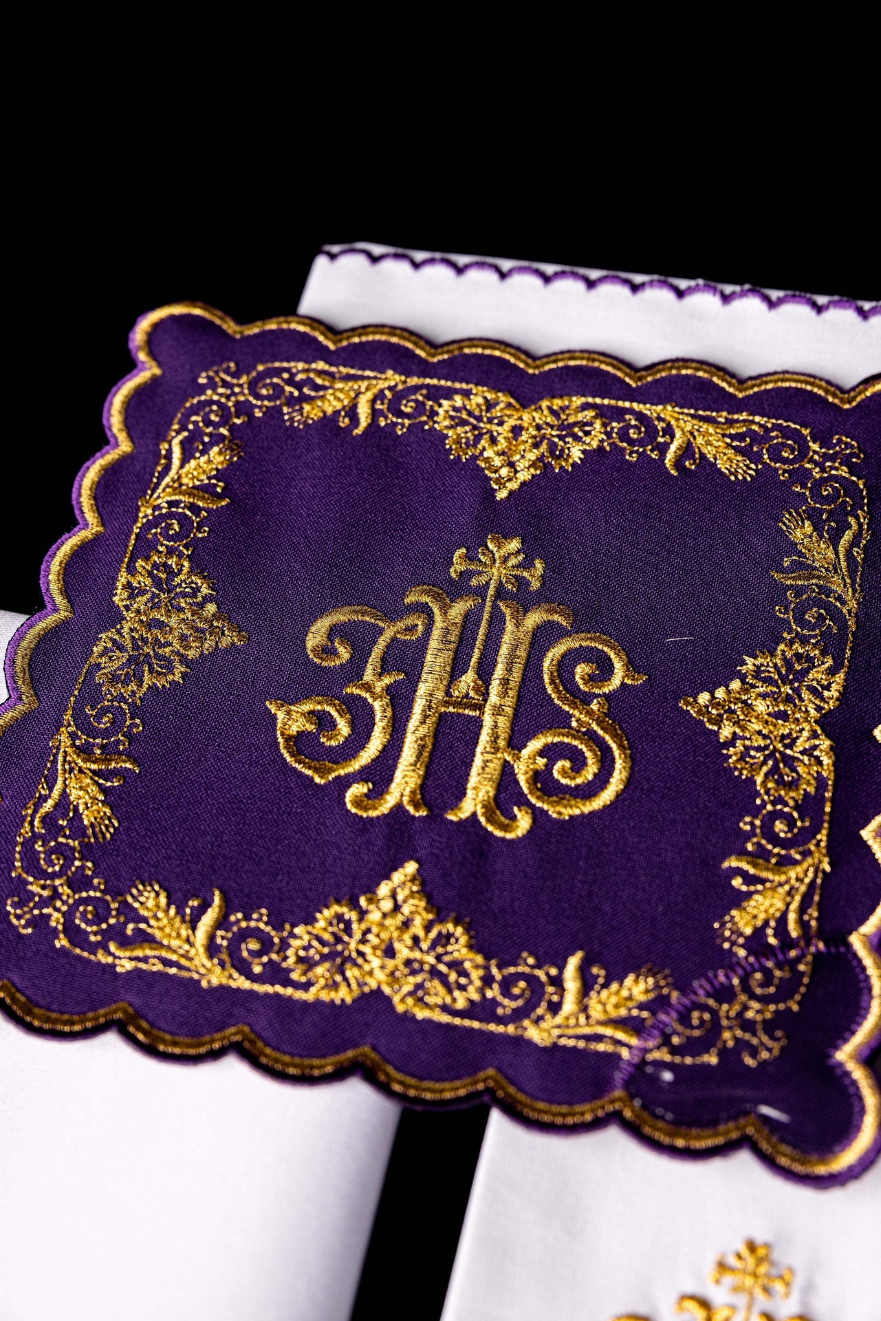 Ensemble de linge de calice brodé avec motif IHS violet