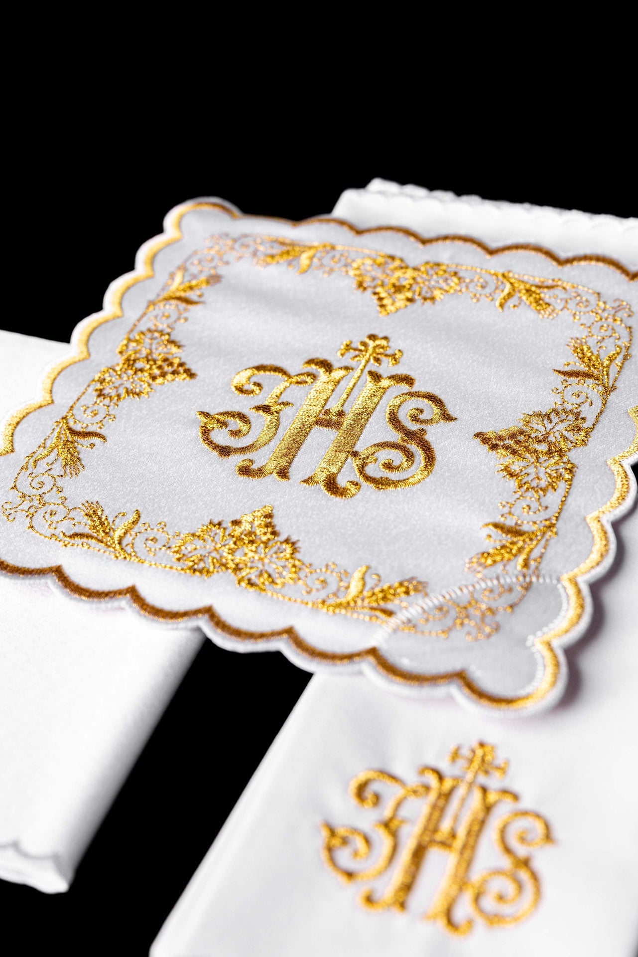 Ensemble de linge de calice brodé avec motif IHS blanc