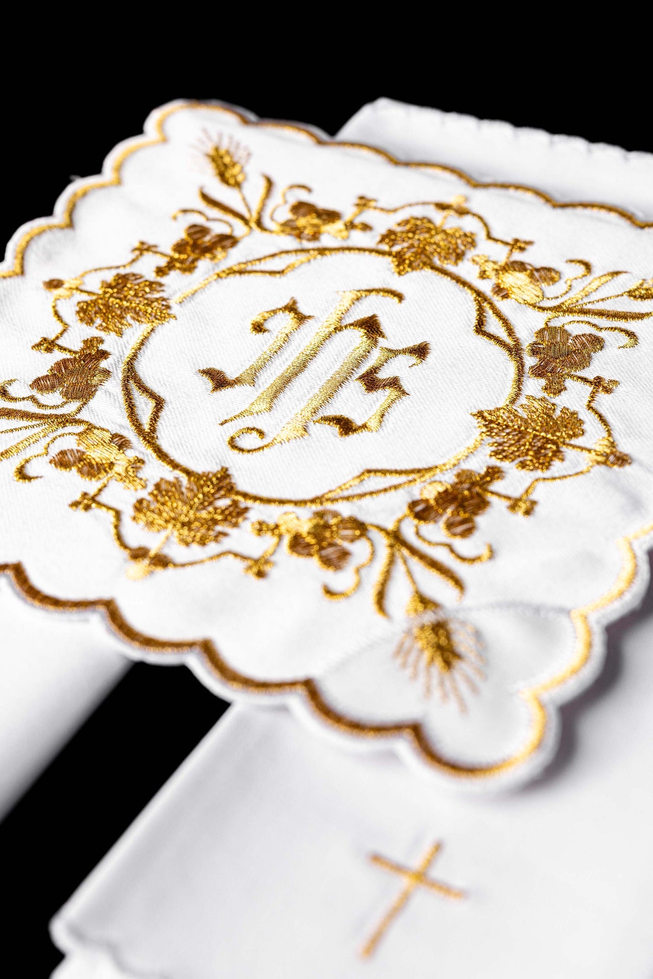 Ensemble de linge de calice brodé avec motif IHS blanc