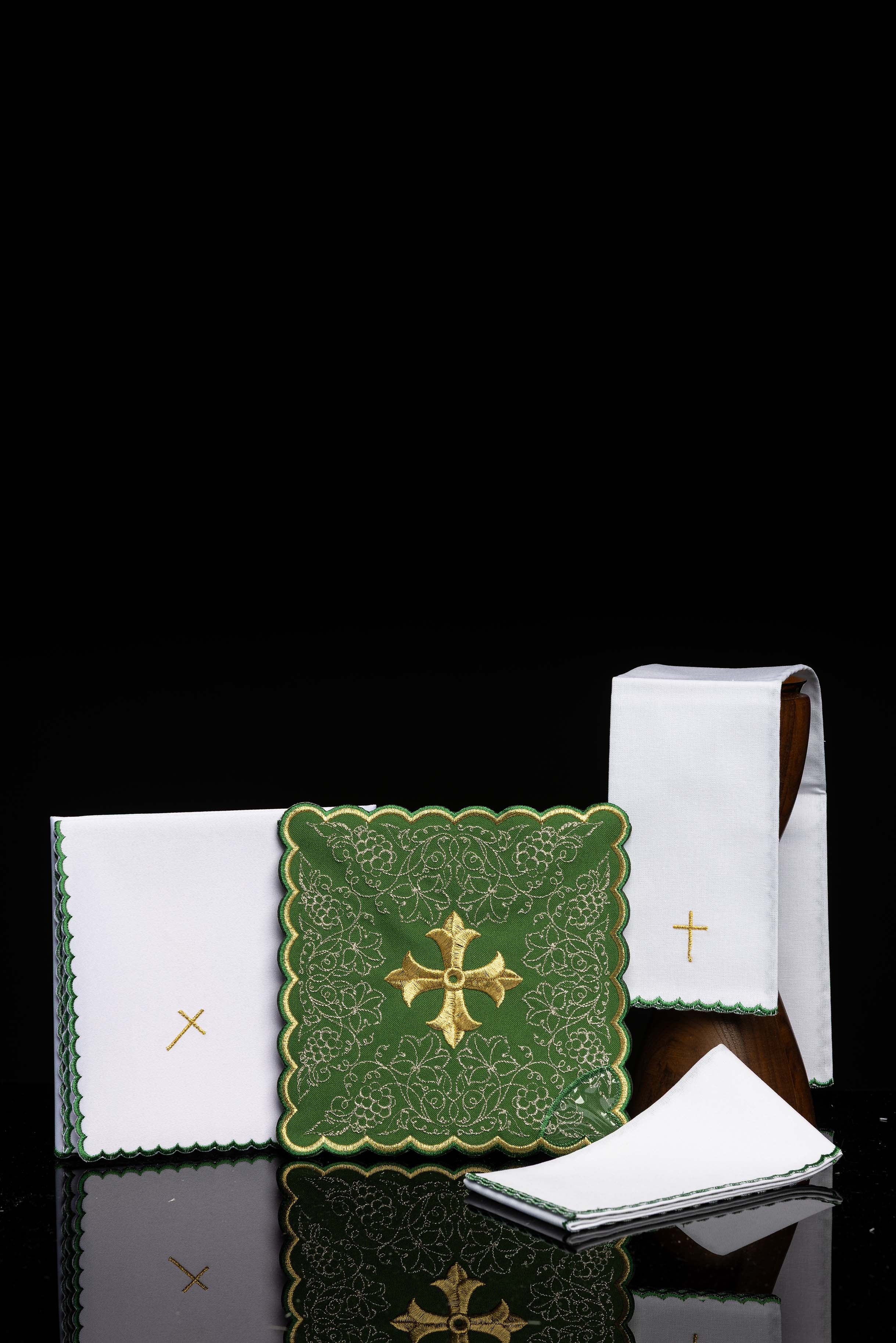 Ensemble de linge d’autel brodé avec motif de croix vert