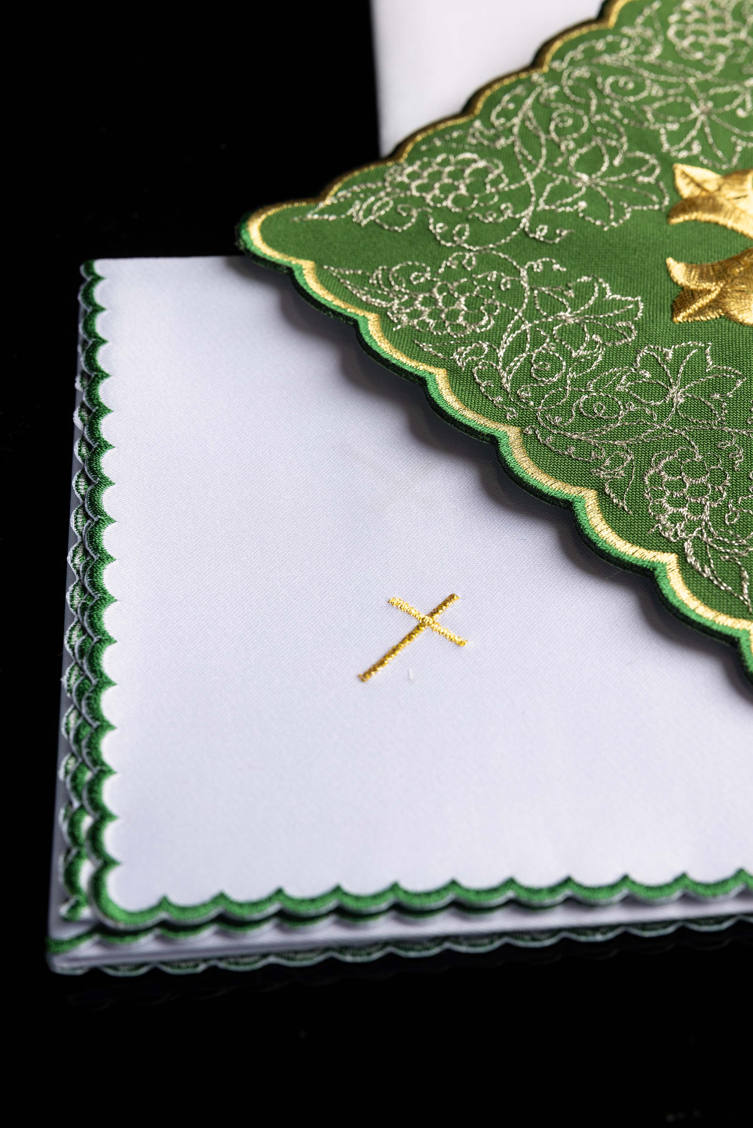 Ensemble de linge d’autel brodé avec motif de croix vert