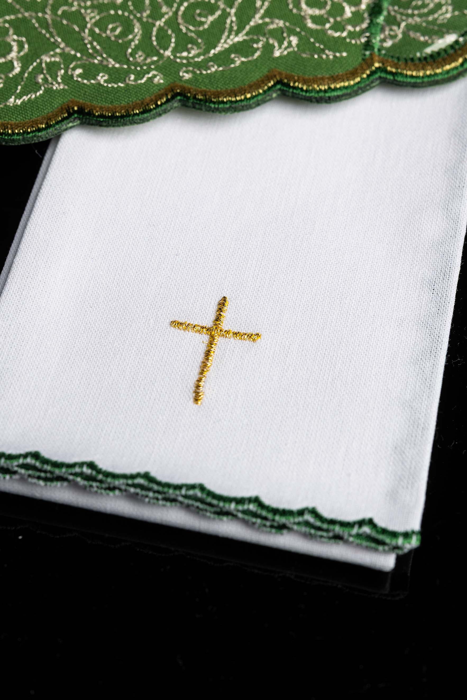 Ensemble de linge d’autel brodé avec motif de croix vert