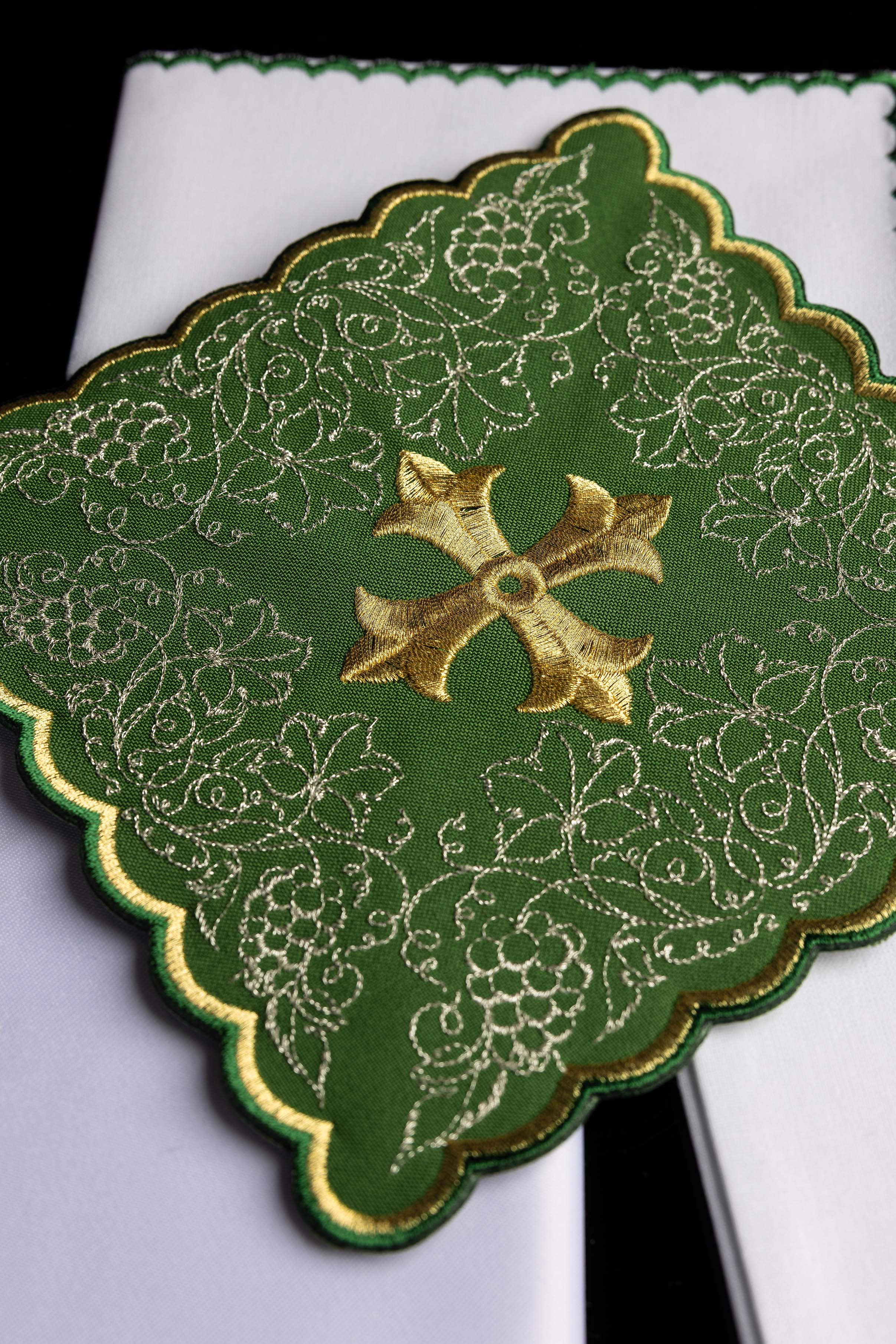 Ensemble de linge d’autel brodé avec motif de croix vert