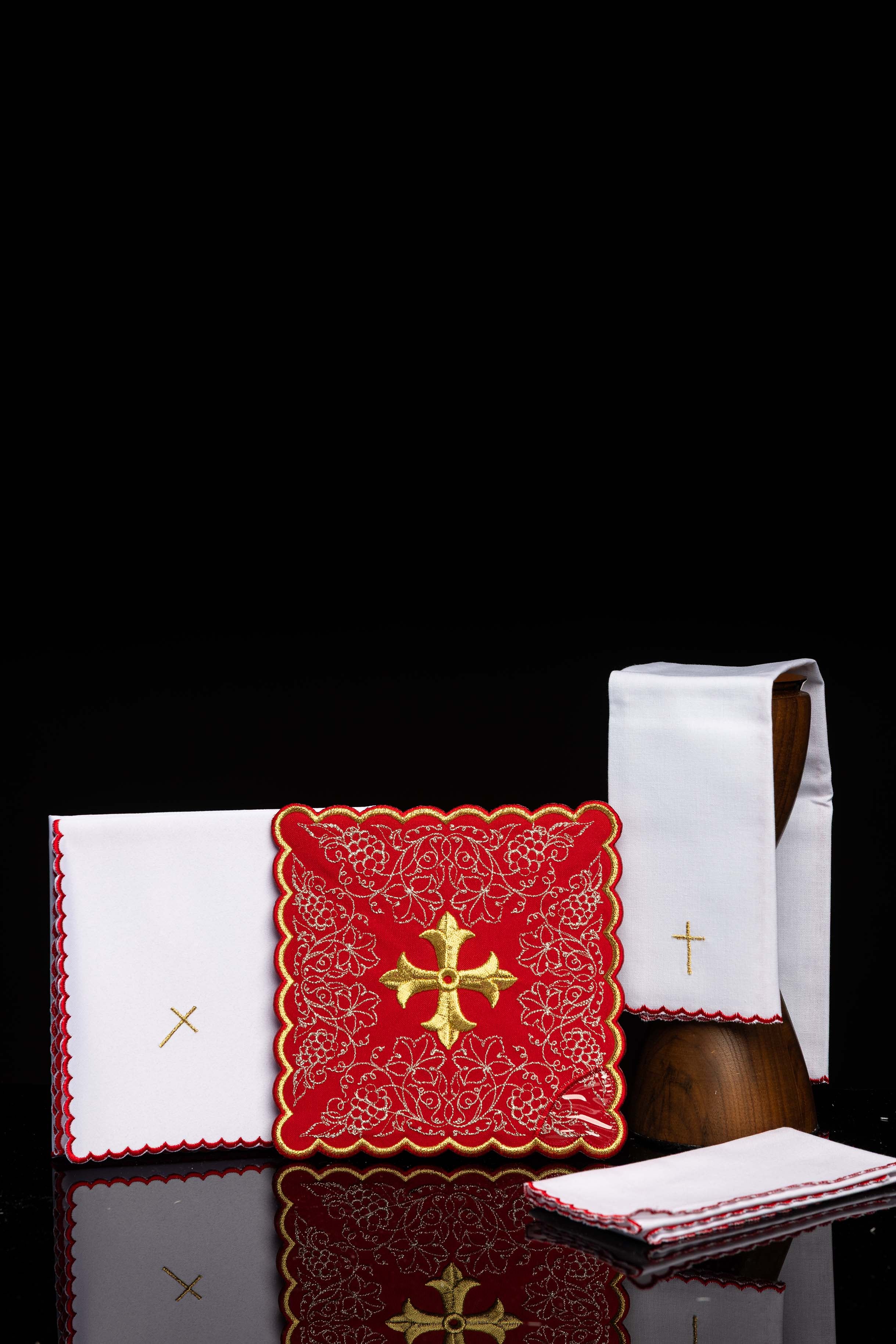 Linges d’autel brodés avec motif de croix rouge