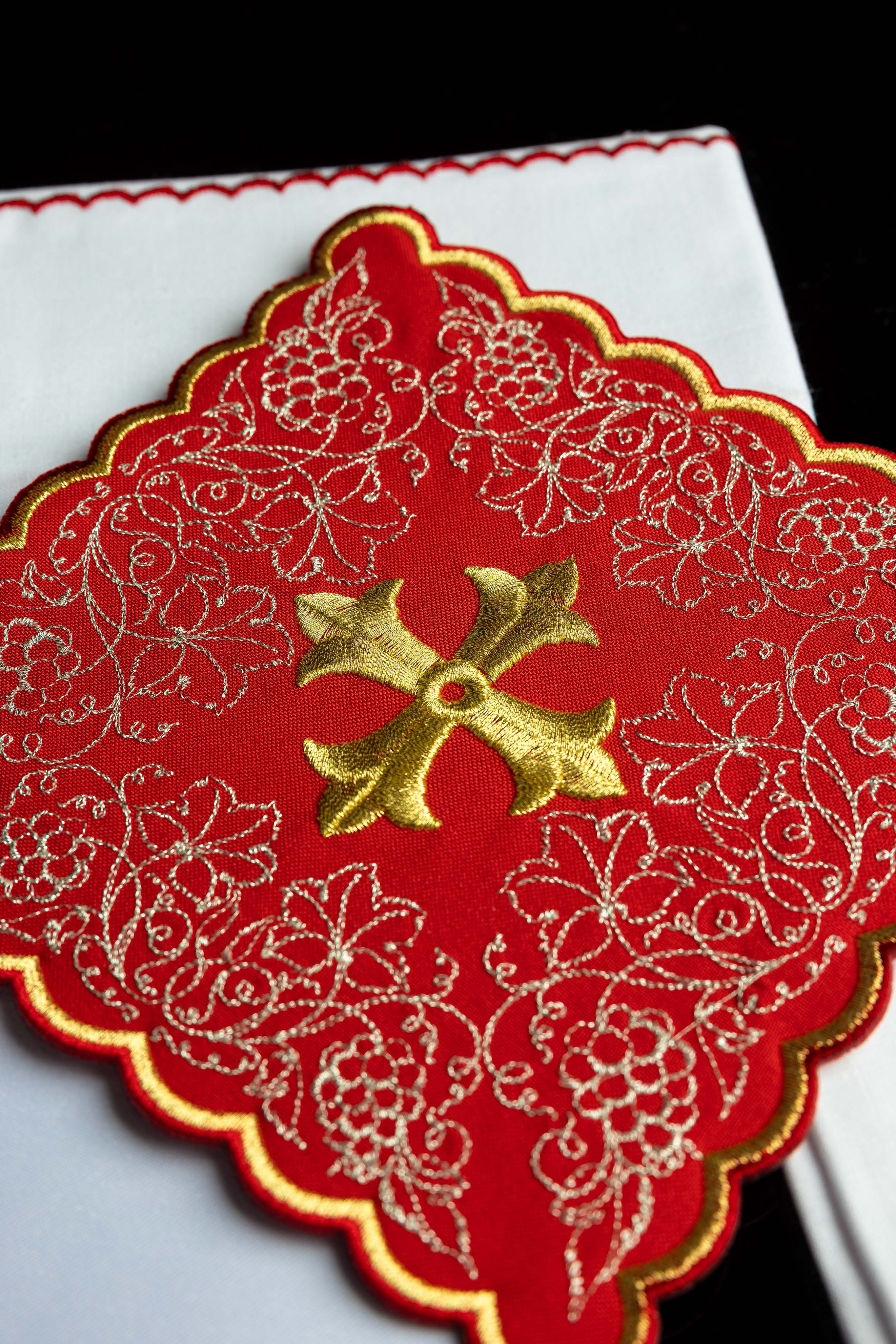 Linges d’autel brodés avec motif de croix rouge