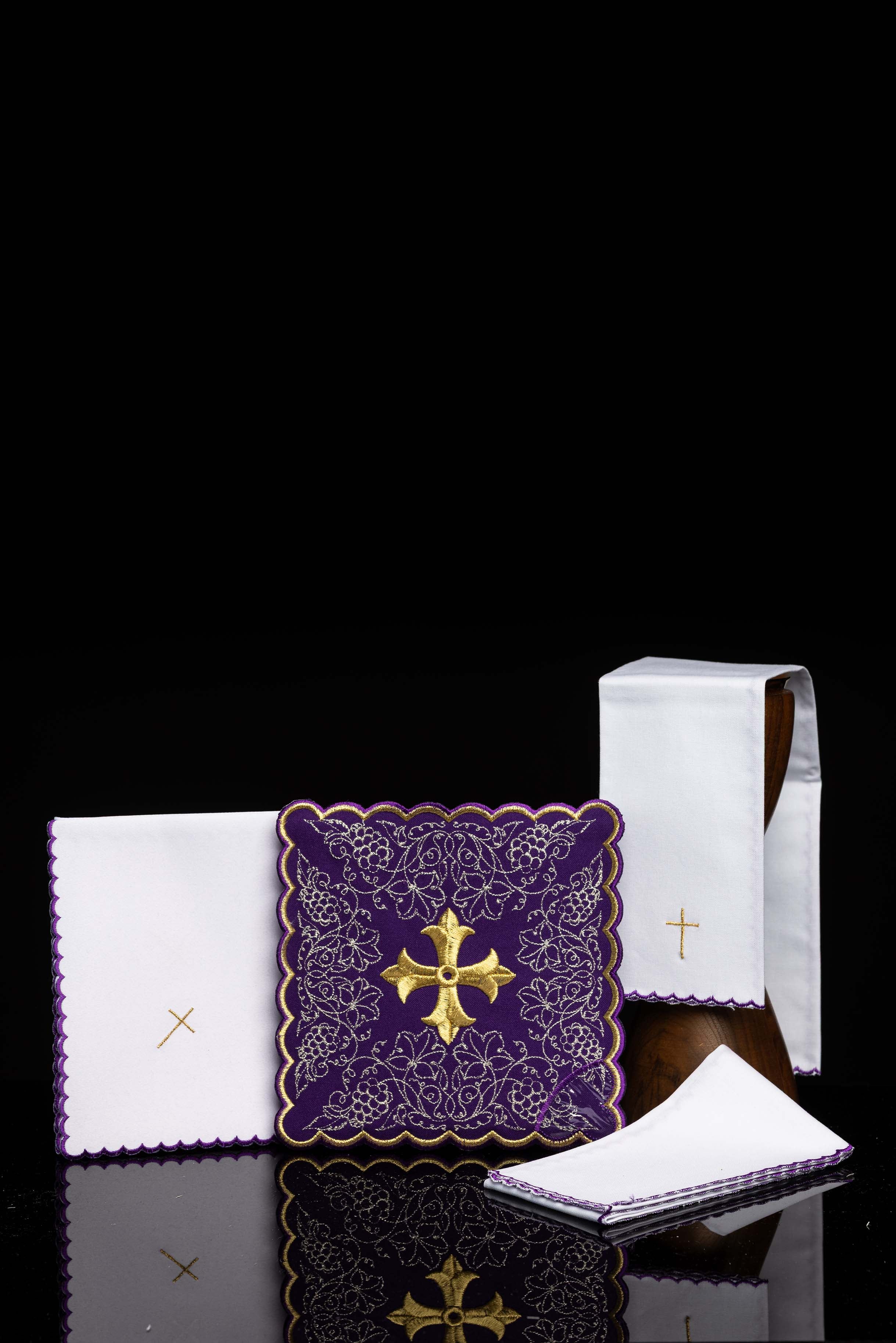 Linges d’autel brodés avec motif de croix violet