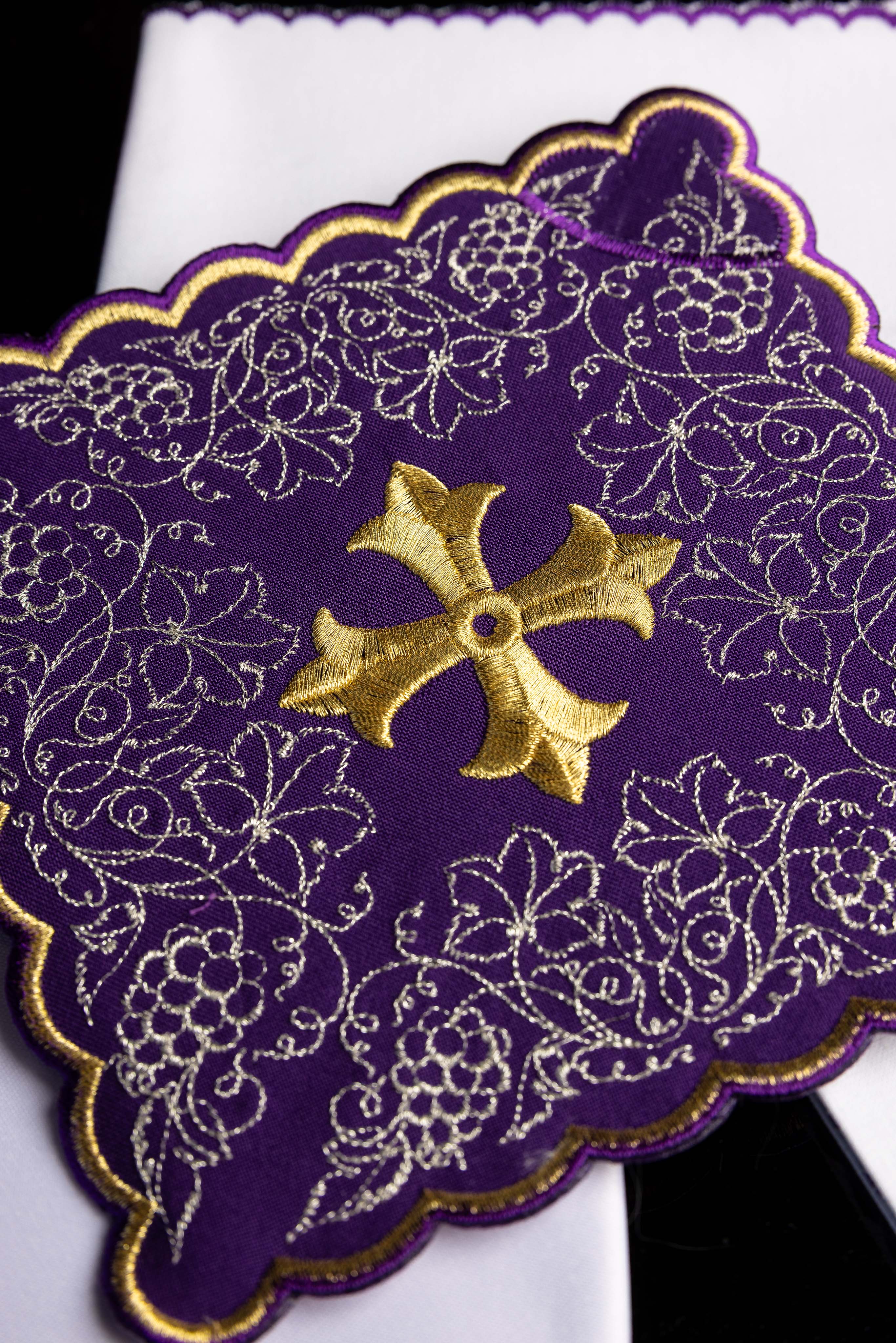 Linges d’autel brodés avec motif de croix violet