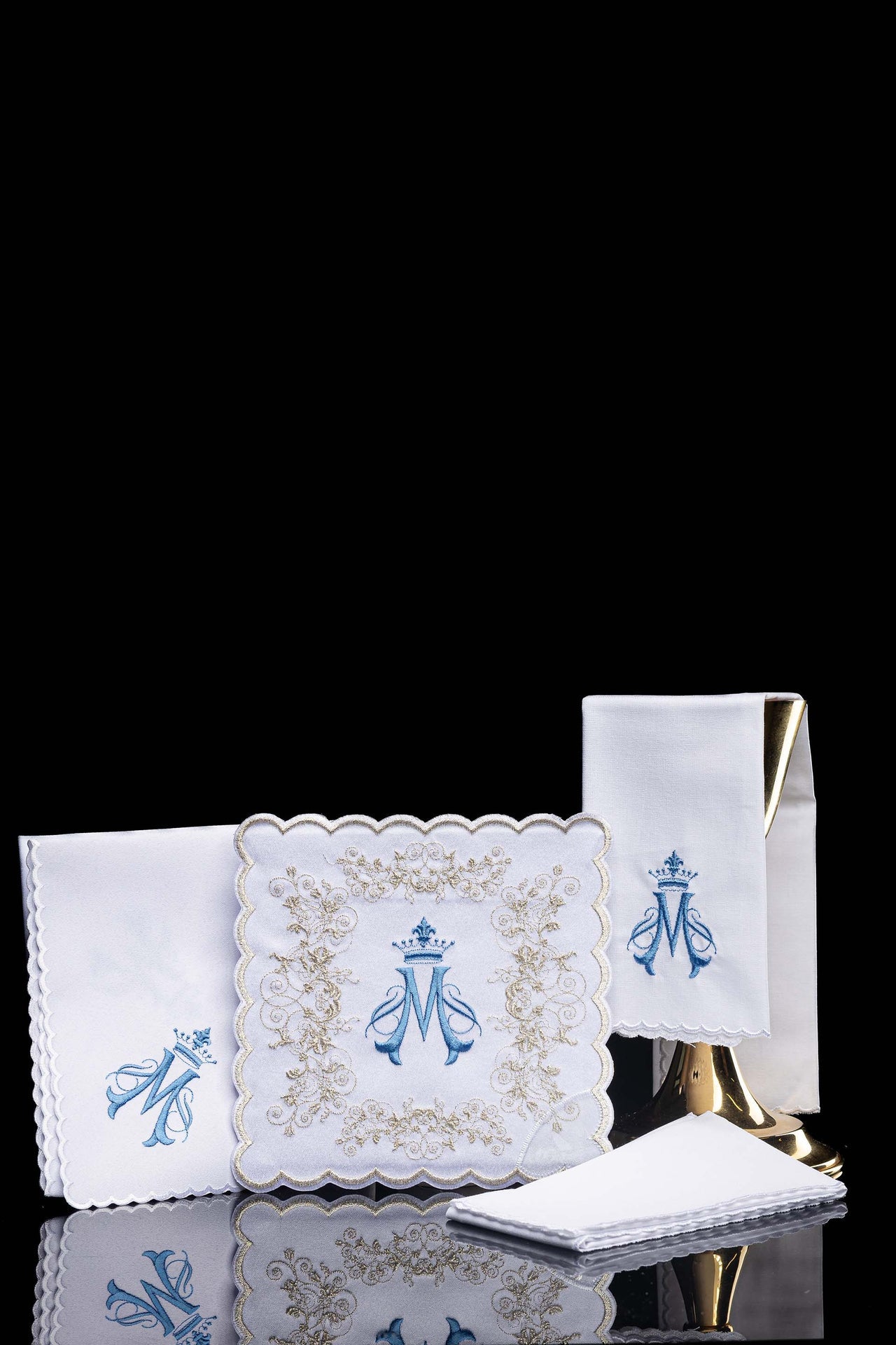 Ensemble de linge de calice brodé avec motif marial blanc