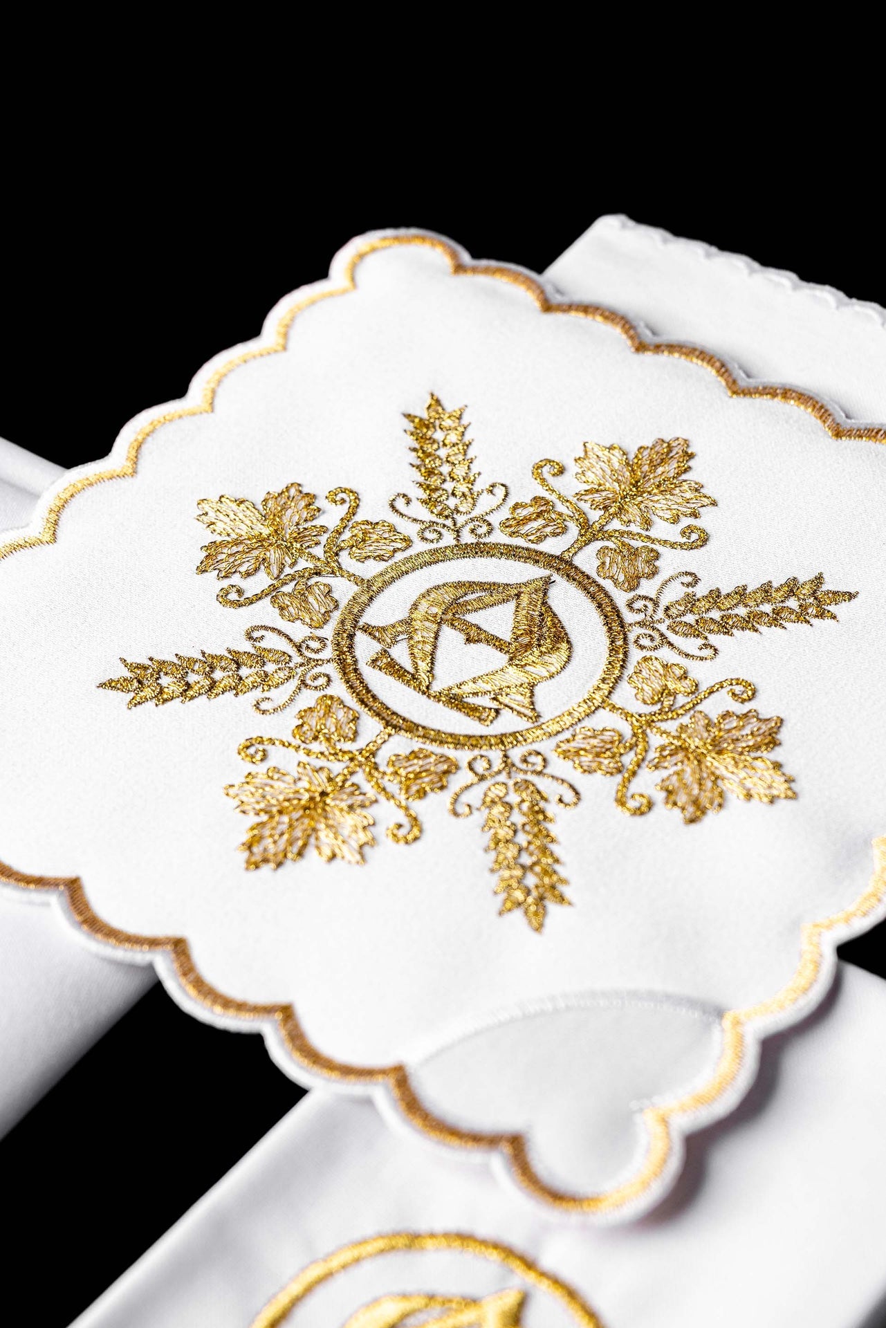 Ensemble de linge de calice brodé avec motif Alpha et Oméga blanc